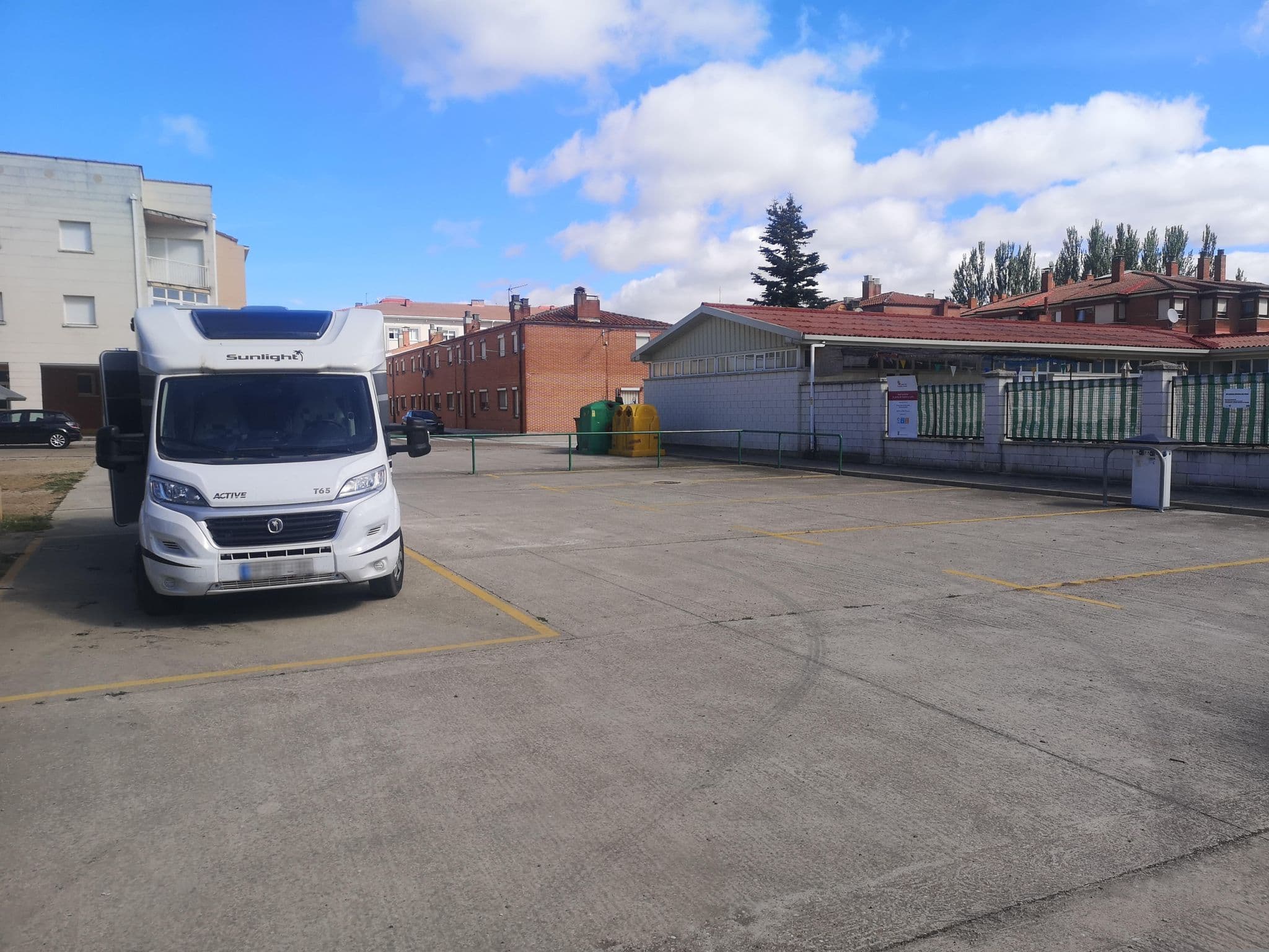 Street view near Área de autocaravanas Saldaña, Saldaña — © namitch (CC BY-SA · Mapillary)
