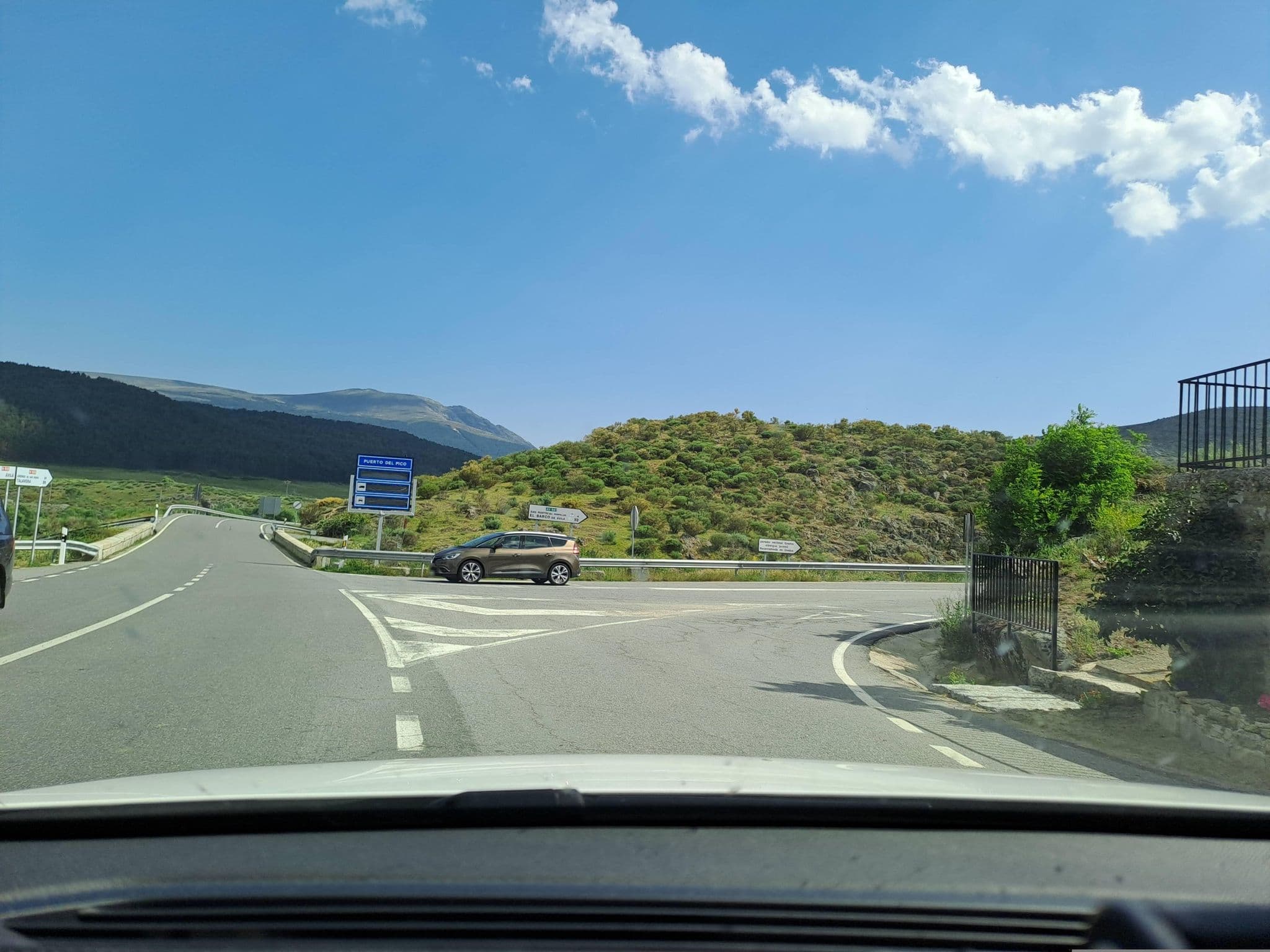 Street view near Hostal Rasquilla, Mombeltrán — © normanm (CC BY-SA · Mapillary)