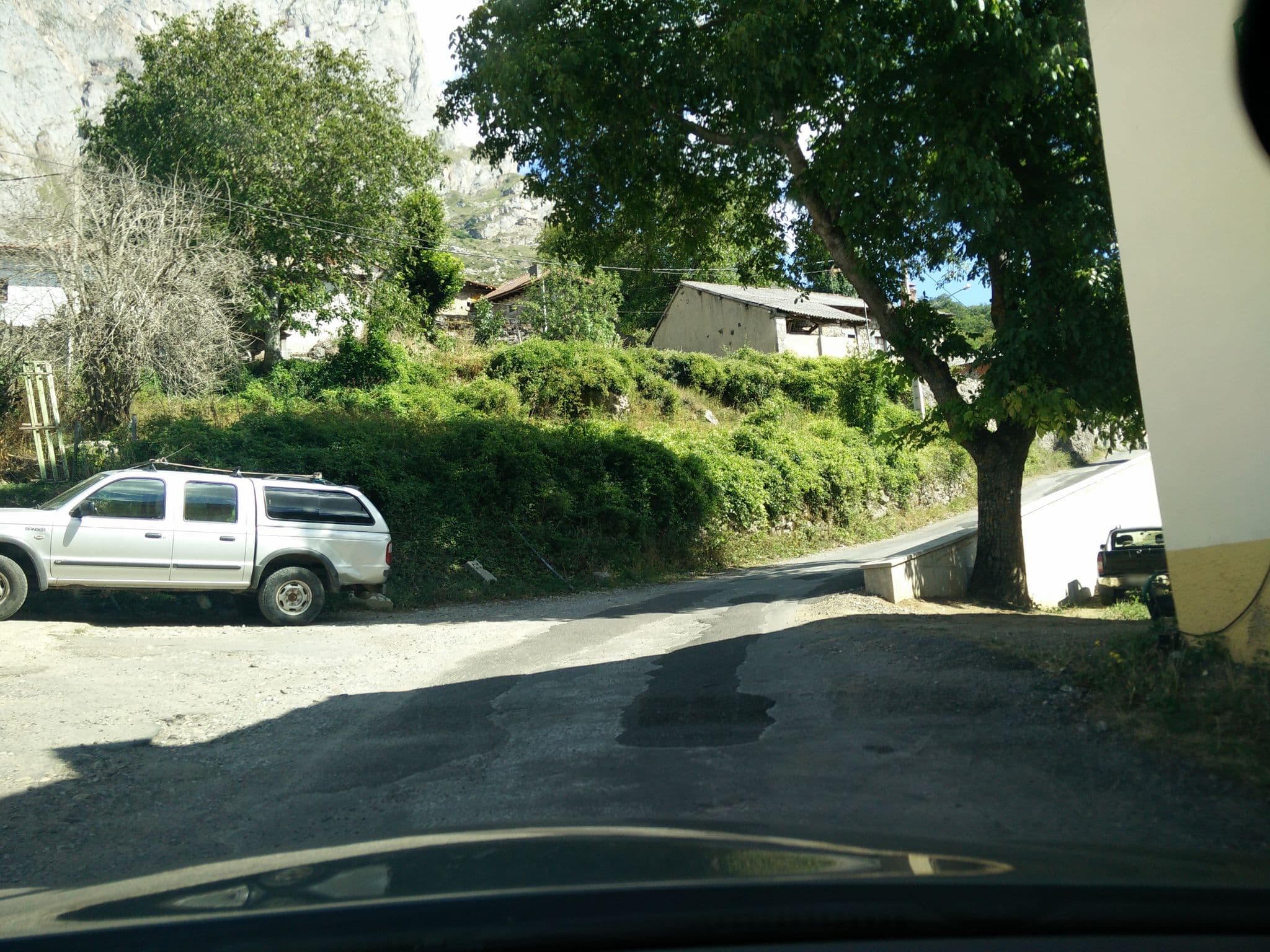 Street view near El Tombo, Carreña