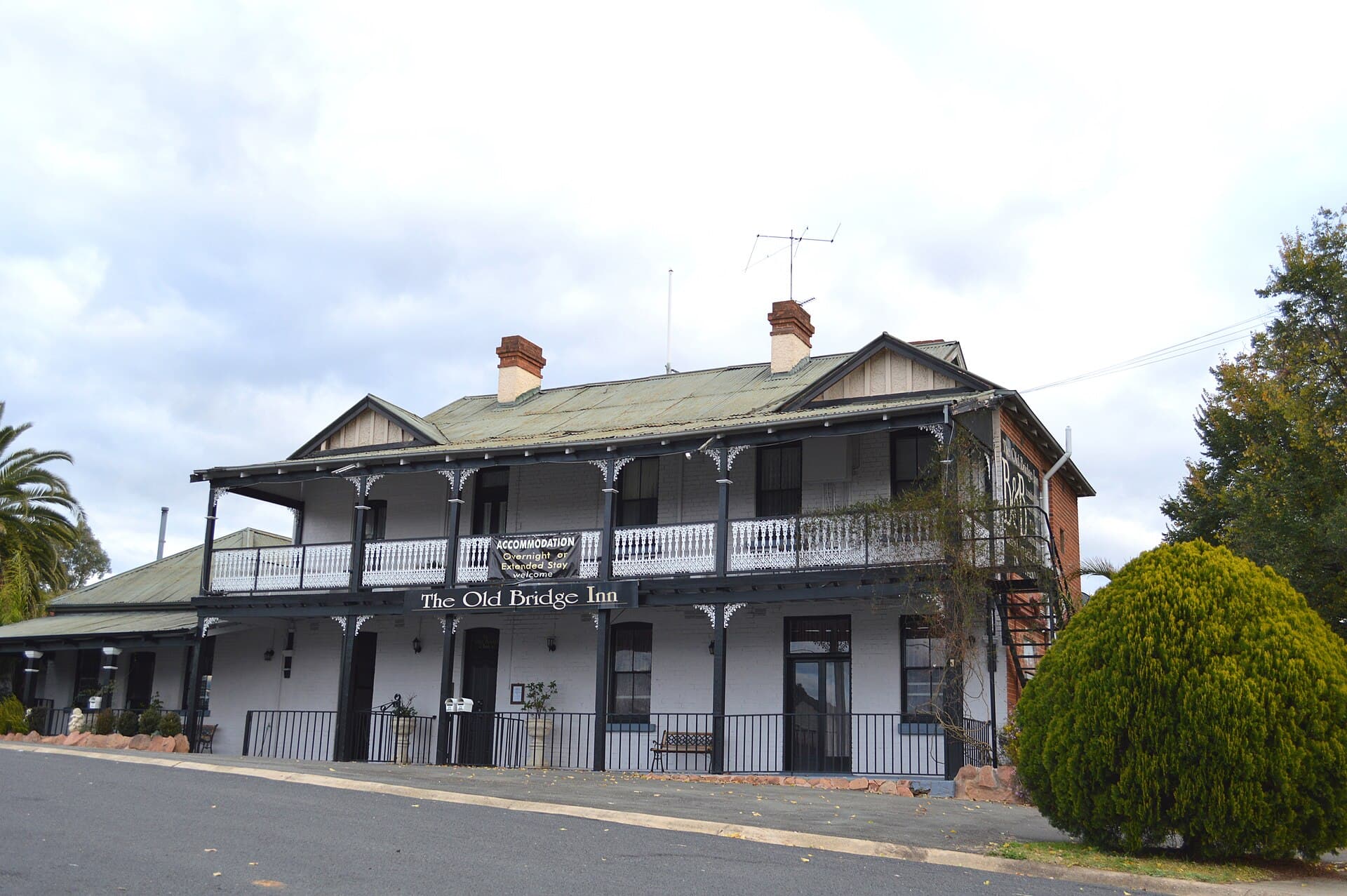 The Old Bridge Inn (via Wikimedia Commons, CC BY 3.0)