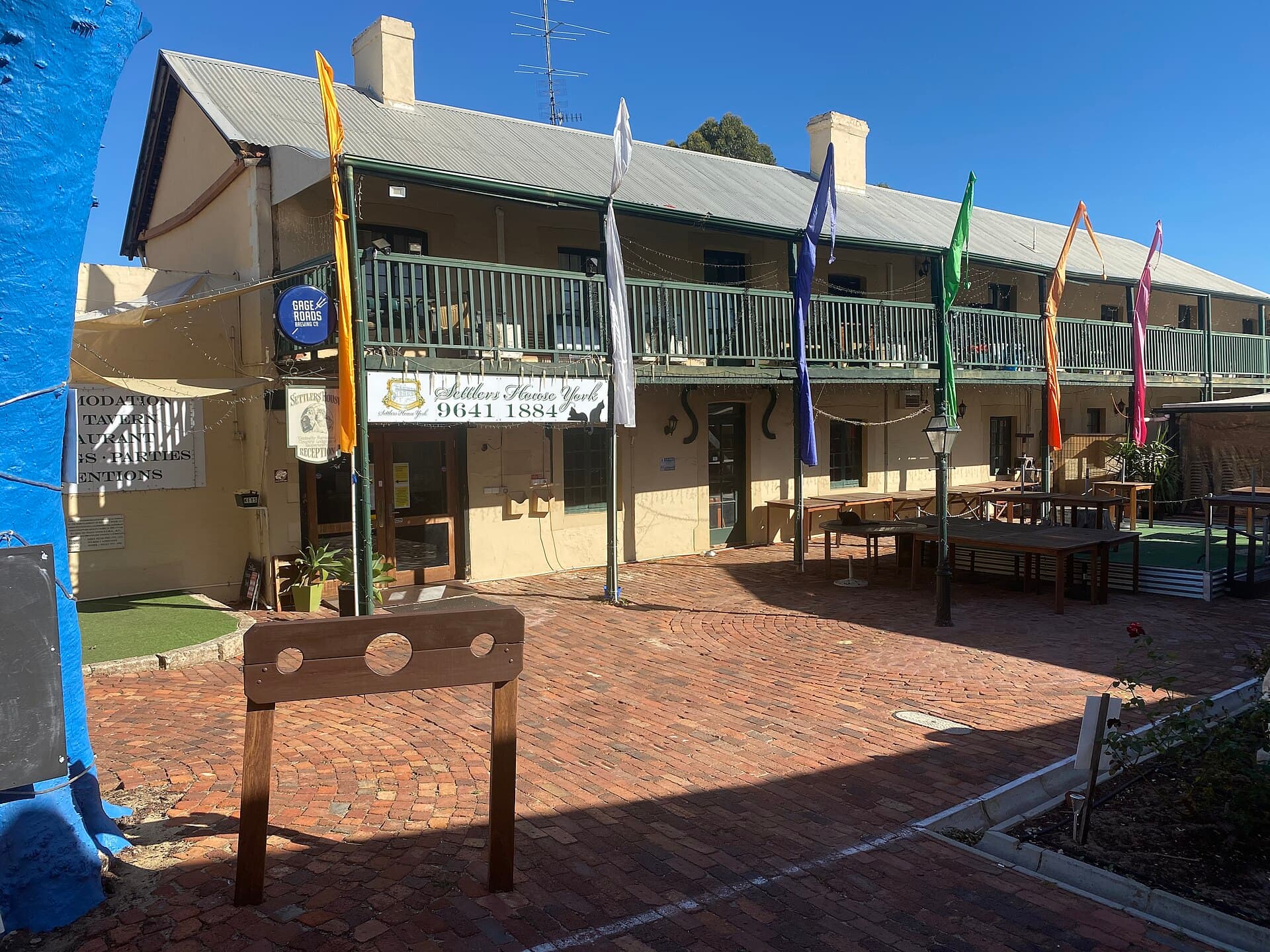 Settlers Inn (via Wikimedia Commons, CC BY-SA 4.0)