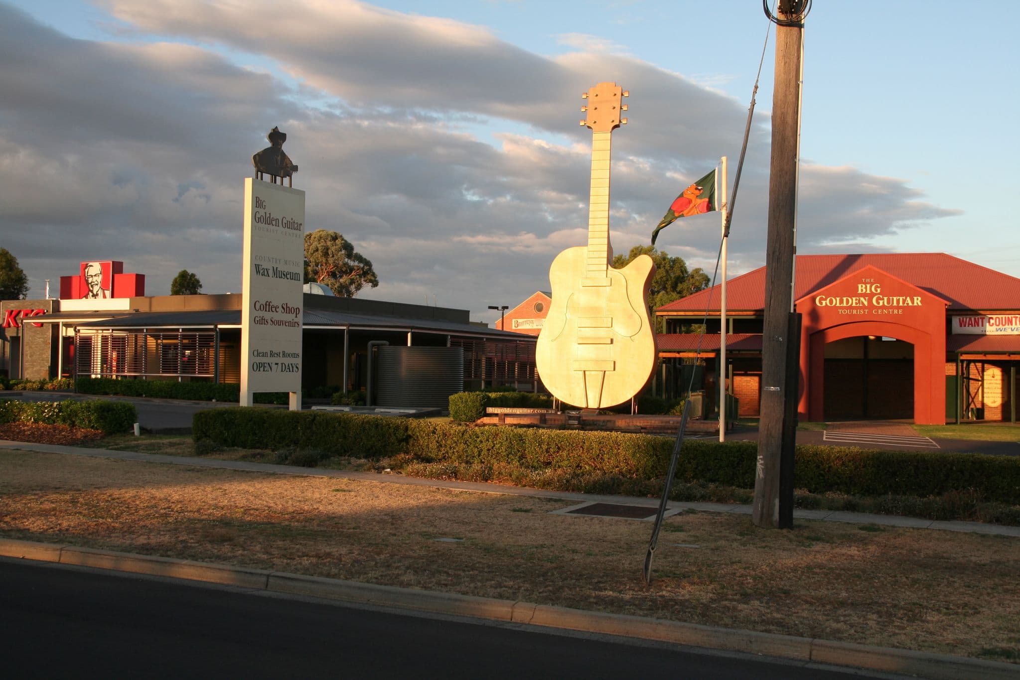 Street view near Golden Guitar Motor Inn, Hillvue — © popple (CC BY-SA · Mapillary)