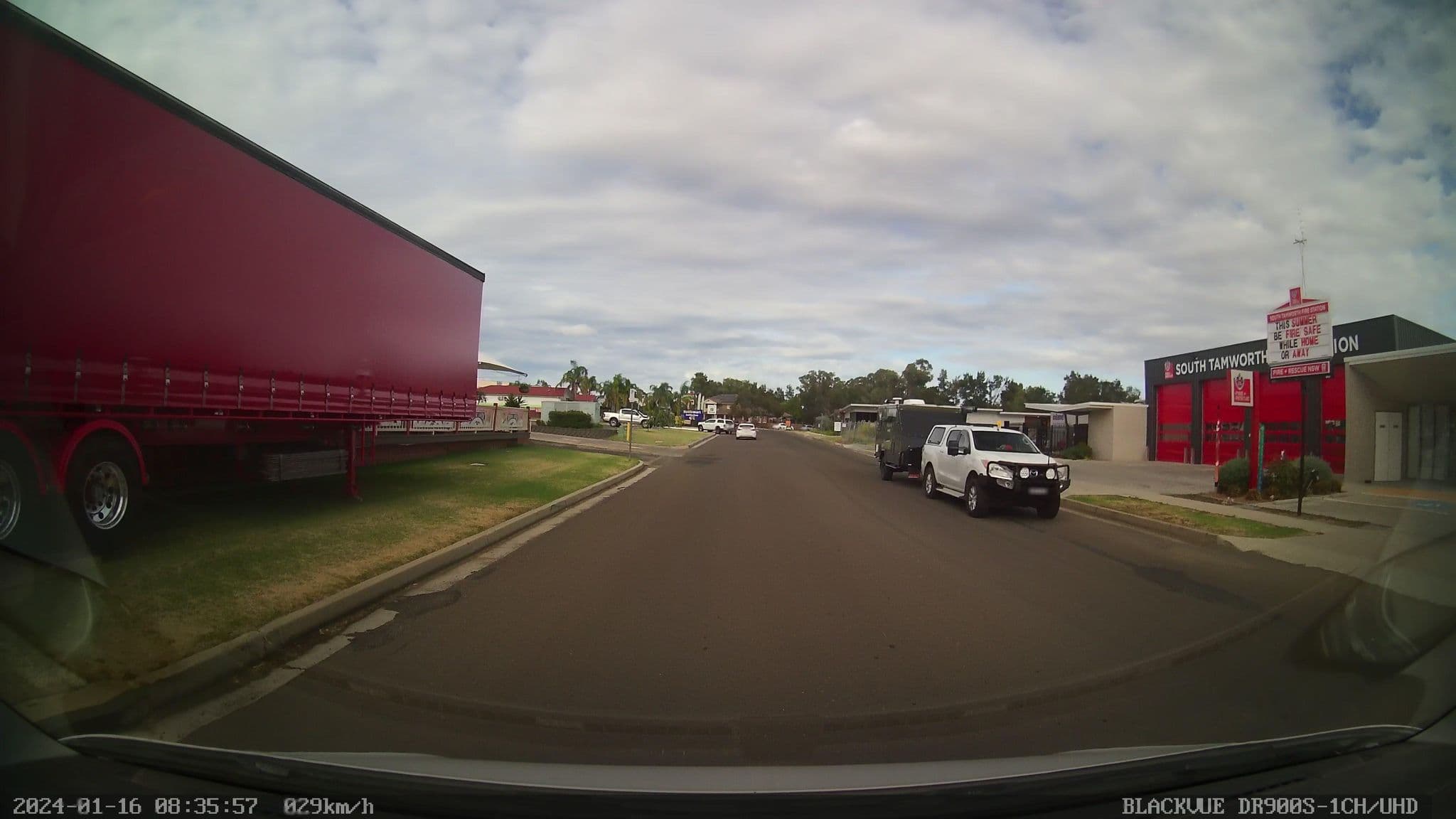 Street view near Longyard Hotel, Hillvue — © bob3bob3 (CC BY-SA · Mapillary)
