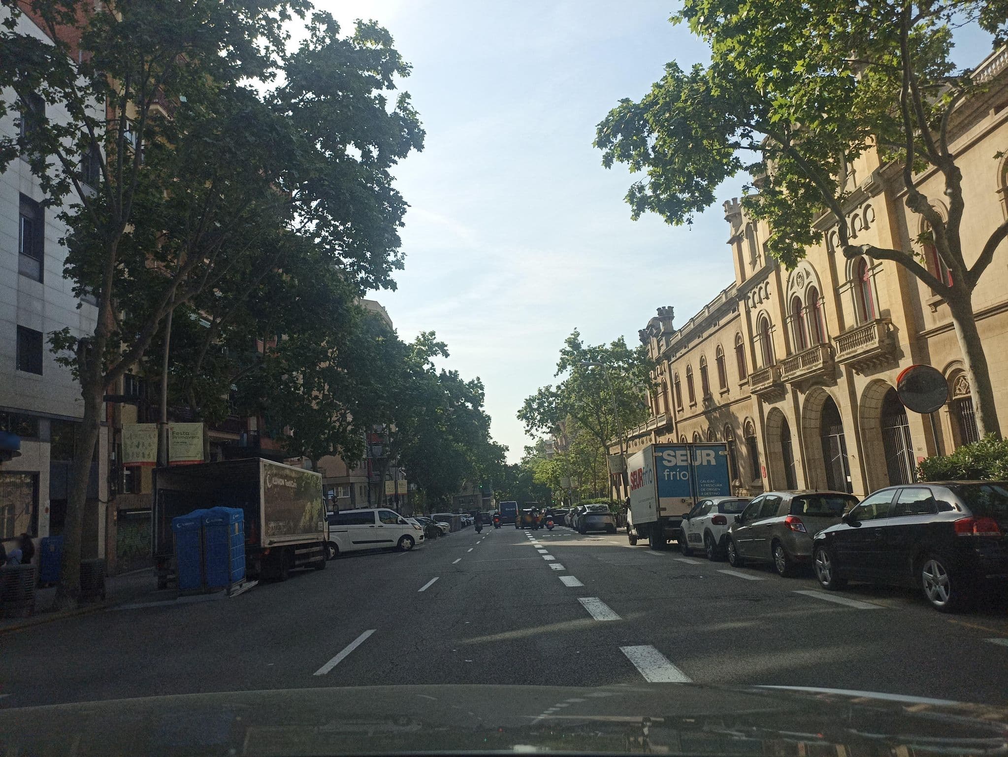 Street view near Hotel ILUNION Bel Art, el Baix Guinardó — © toniserra (CC BY-SA · Mapillary)