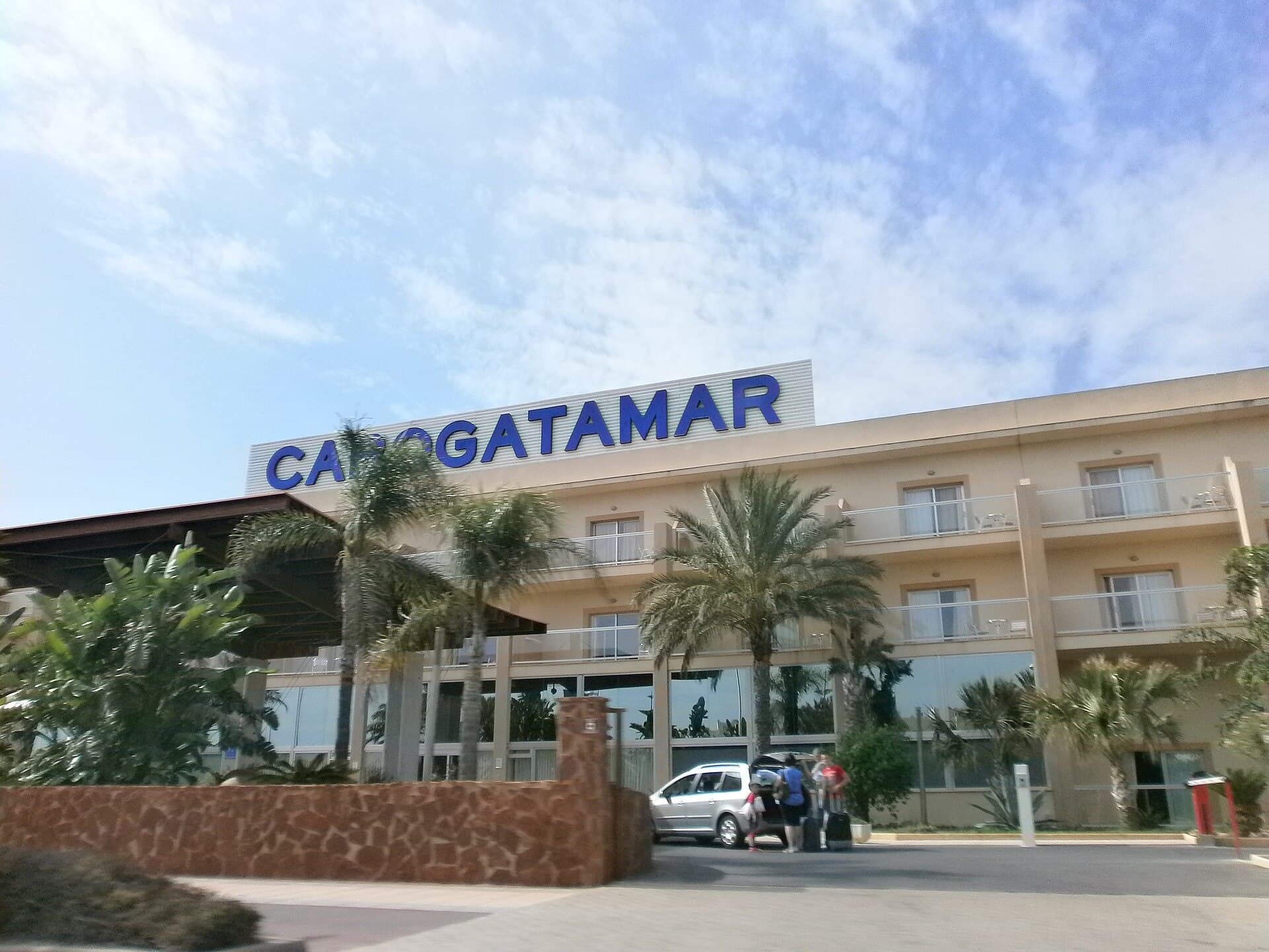 Hotel Cabogata Beach (via Wikimedia Commons, CC BY-SA 3.0)