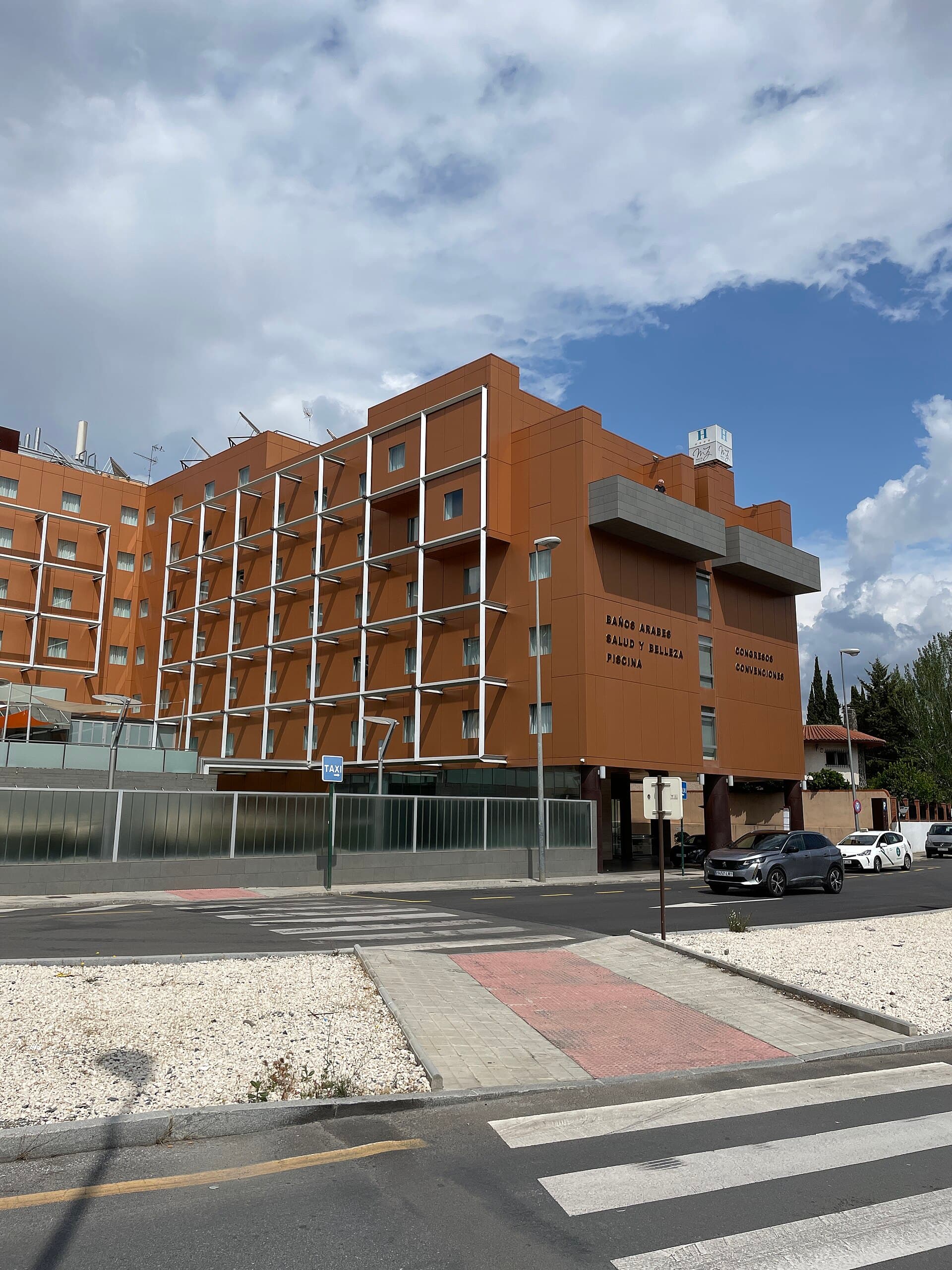 Hotel Macià Real De La Alhambra (via Wikimedia Commons, CC BY-SA 3.0)