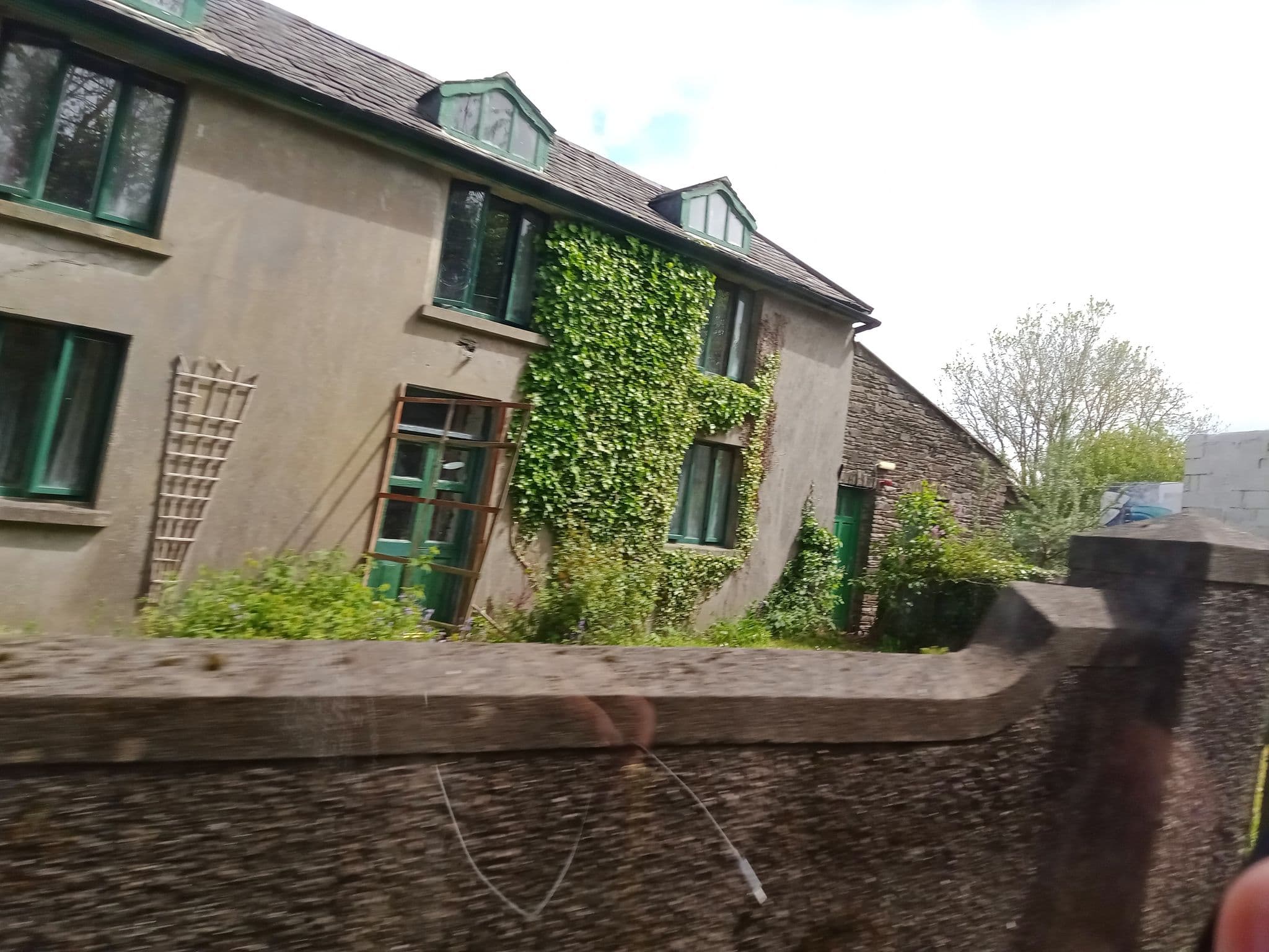Street view near Russagh Mills Hostel & Adventure Centre, Skibbereen — © annekaro (CC BY-SA · Mapillary)