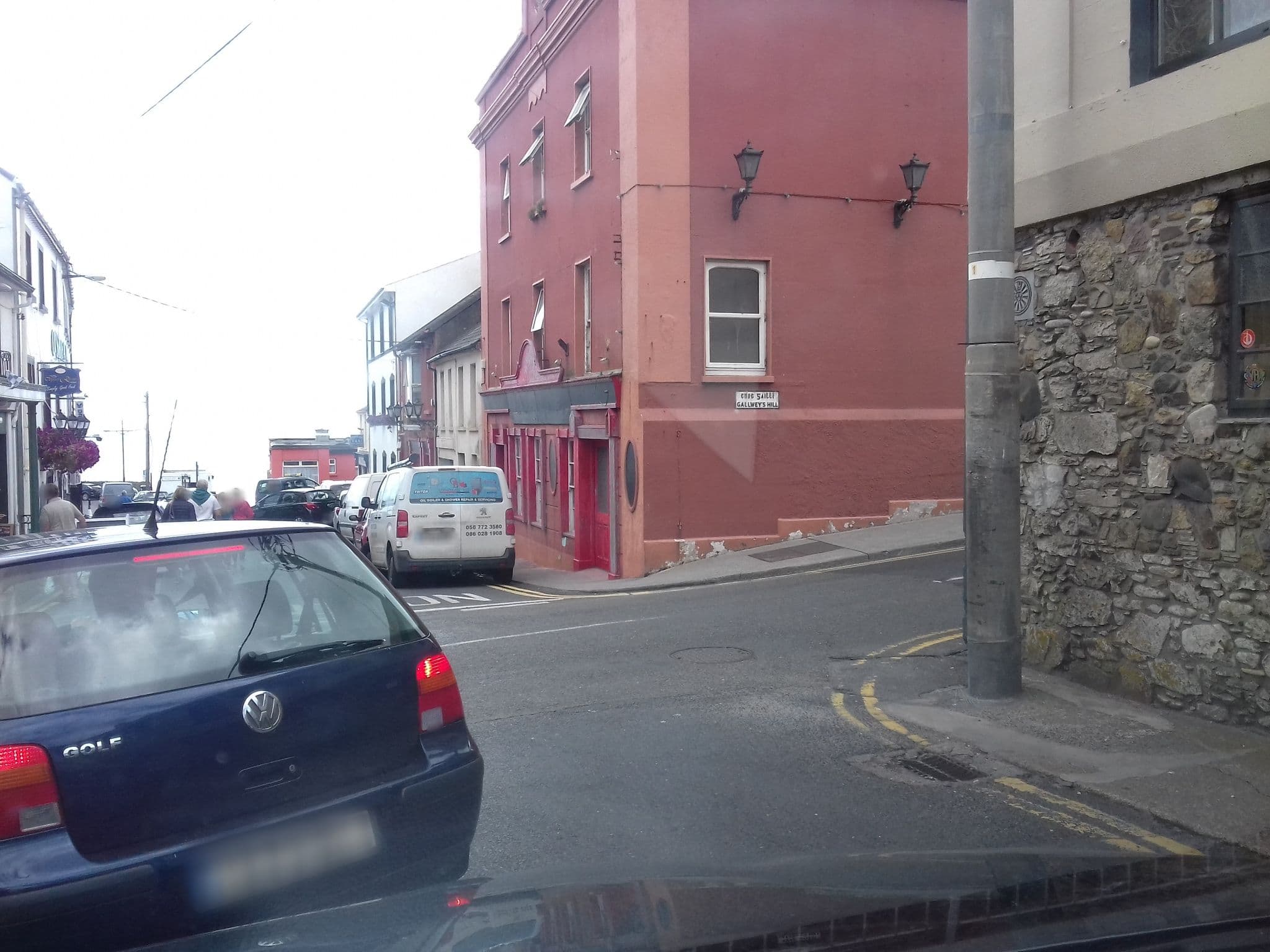 Street view near O'Shea's Hotel, Trá Mhór — © debigc (CC BY-SA · Mapillary)