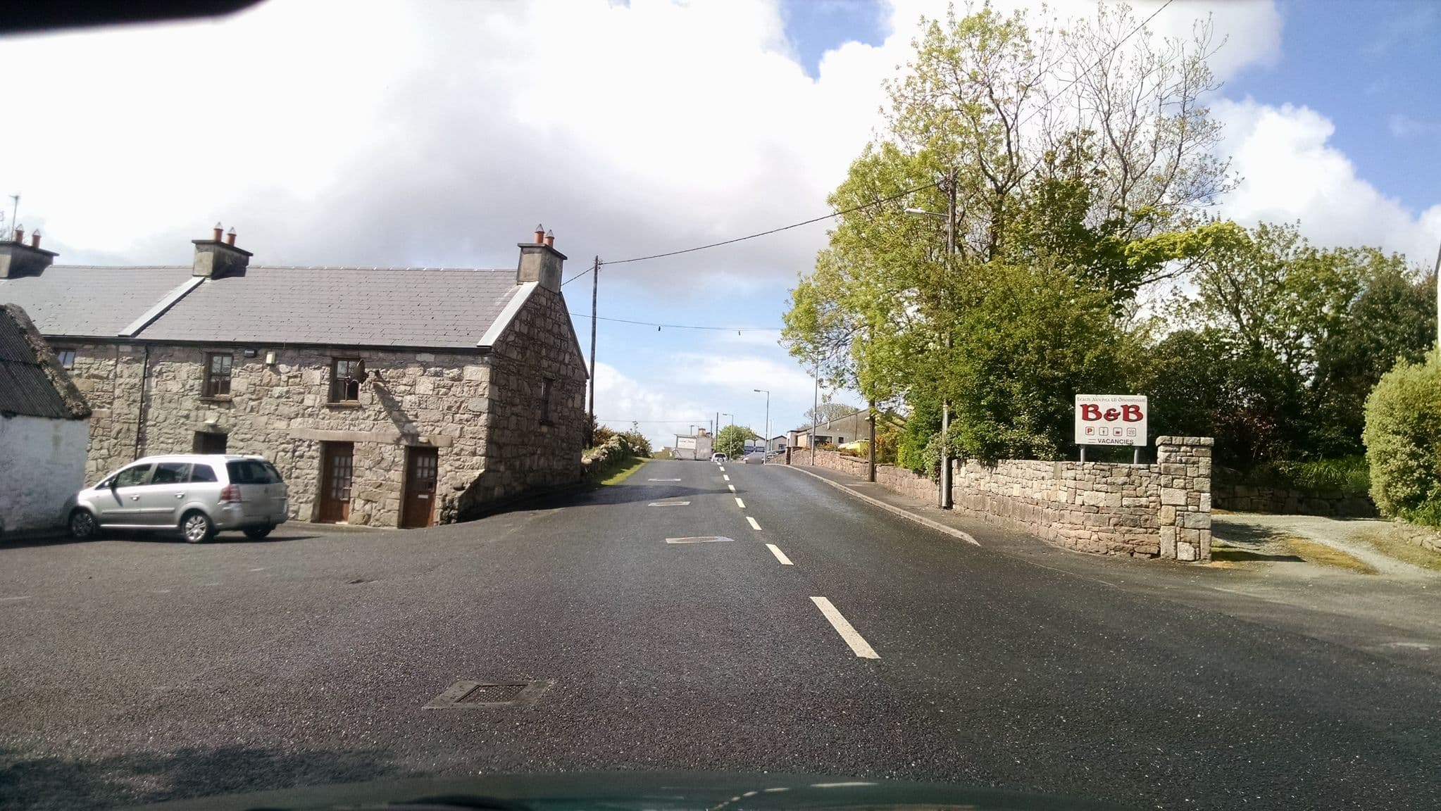 Street view near Lig do Scíth - O'Domhnaill's, Oughterard — © stephanep (CC BY-SA · Mapillary)