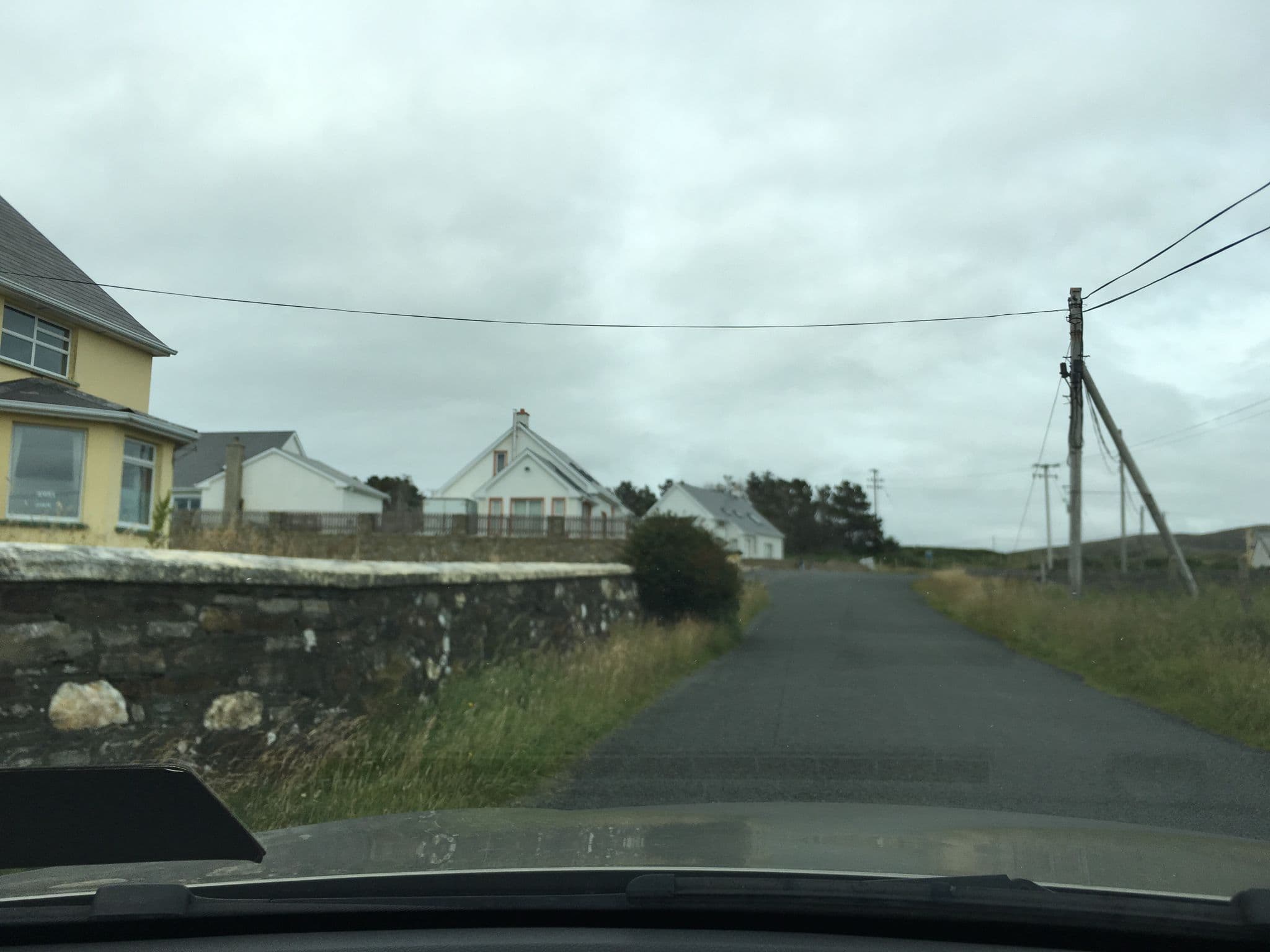 Street view near Óstan Ghleann Cholm Cille, Killybegs — © mackerski (CC BY-SA · Mapillary)