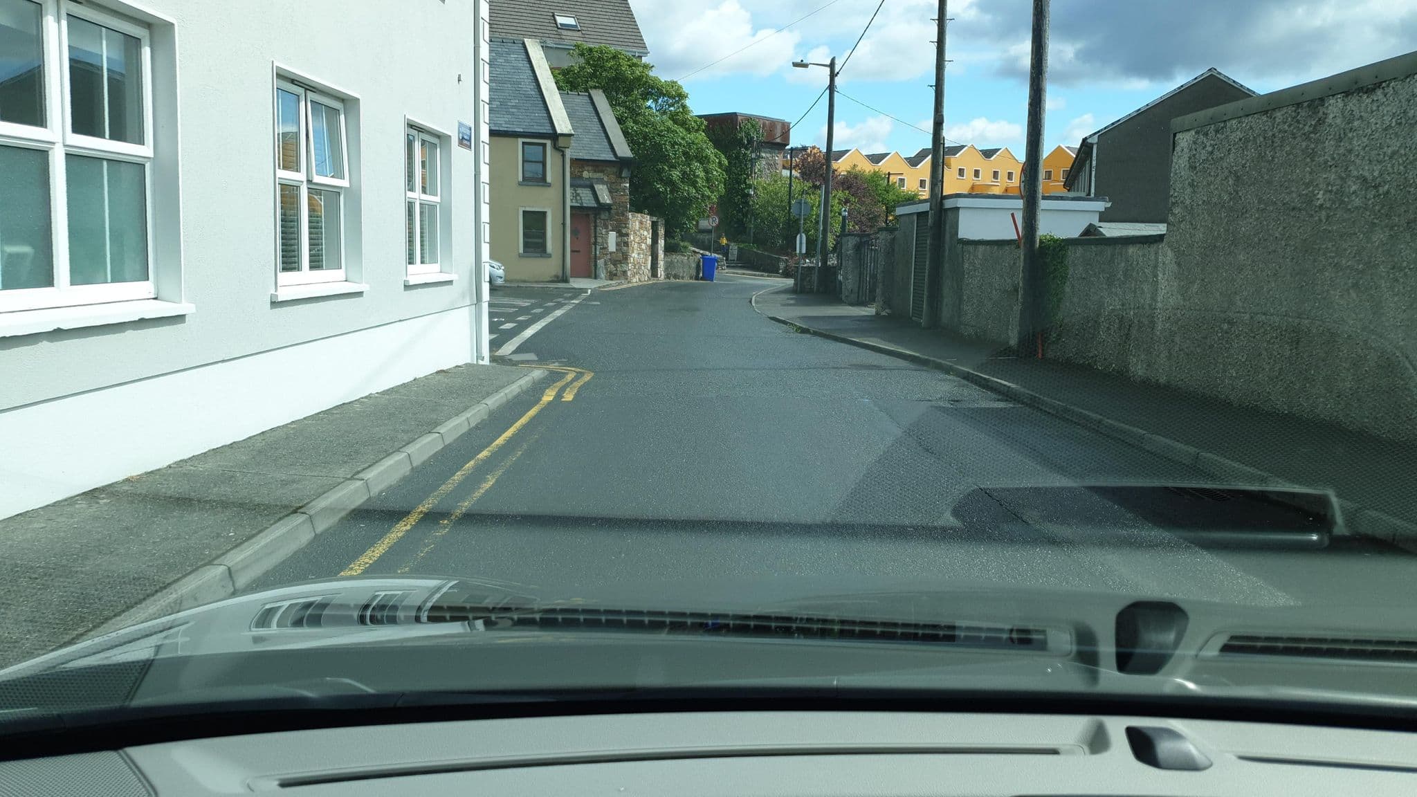 Street view near Dún Rí Guest House, Clifden — © yannakis (CC BY-SA · Mapillary)