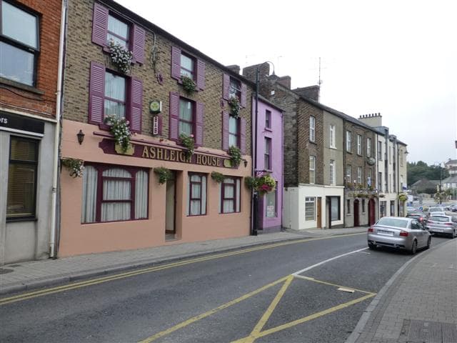 Ashleigh House (via Wikimedia Commons, CC BY-SA 2.0)