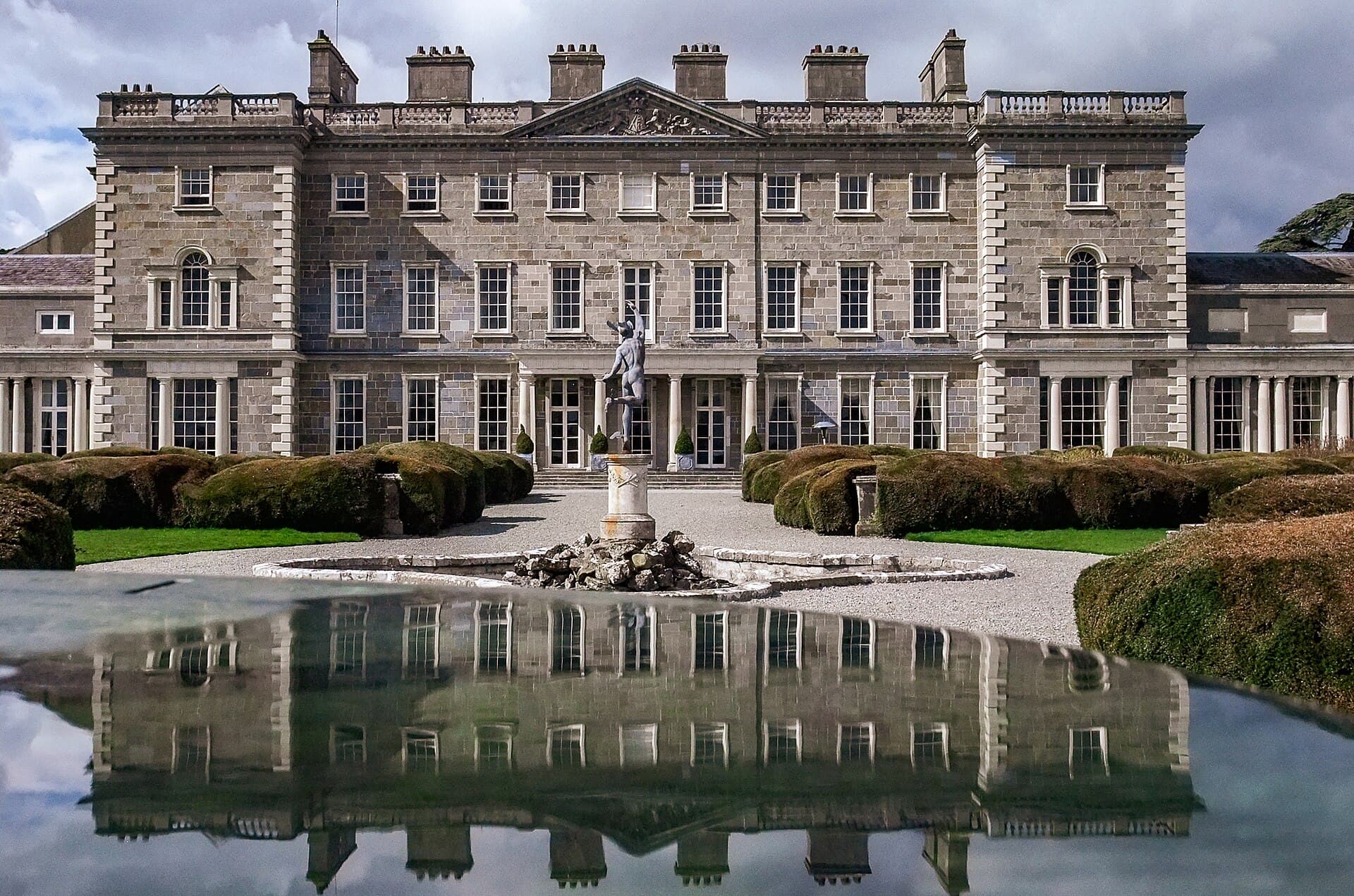 Carton House (via Wikimedia Commons, CC BY 2.0)