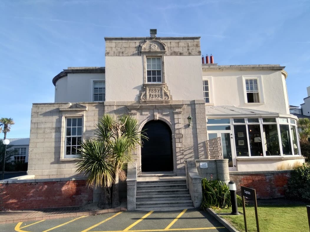 Portmarnock Hotel & Golf Links (via Wikimedia Commons, CC BY-SA 4.0)