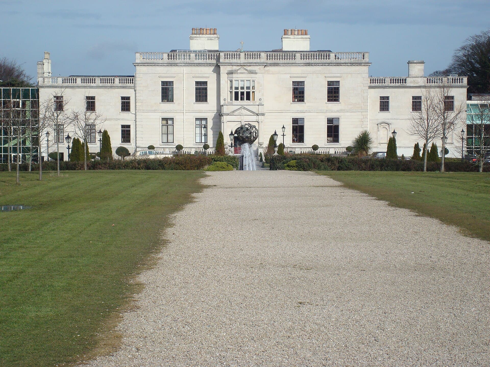 Radisson St Helen's (via Wikimedia Commons, CC0)