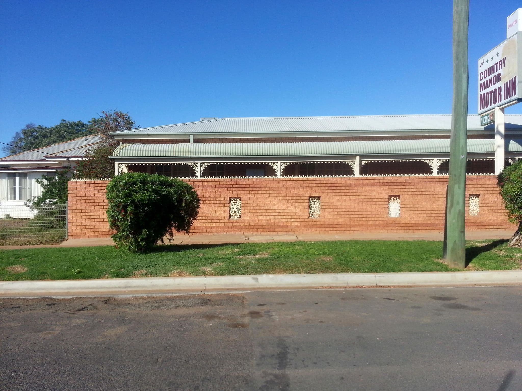 Street view near The Country Manor Motor Inn, Nyngan — © bob3bob3 (CC BY-SA · Mapillary)