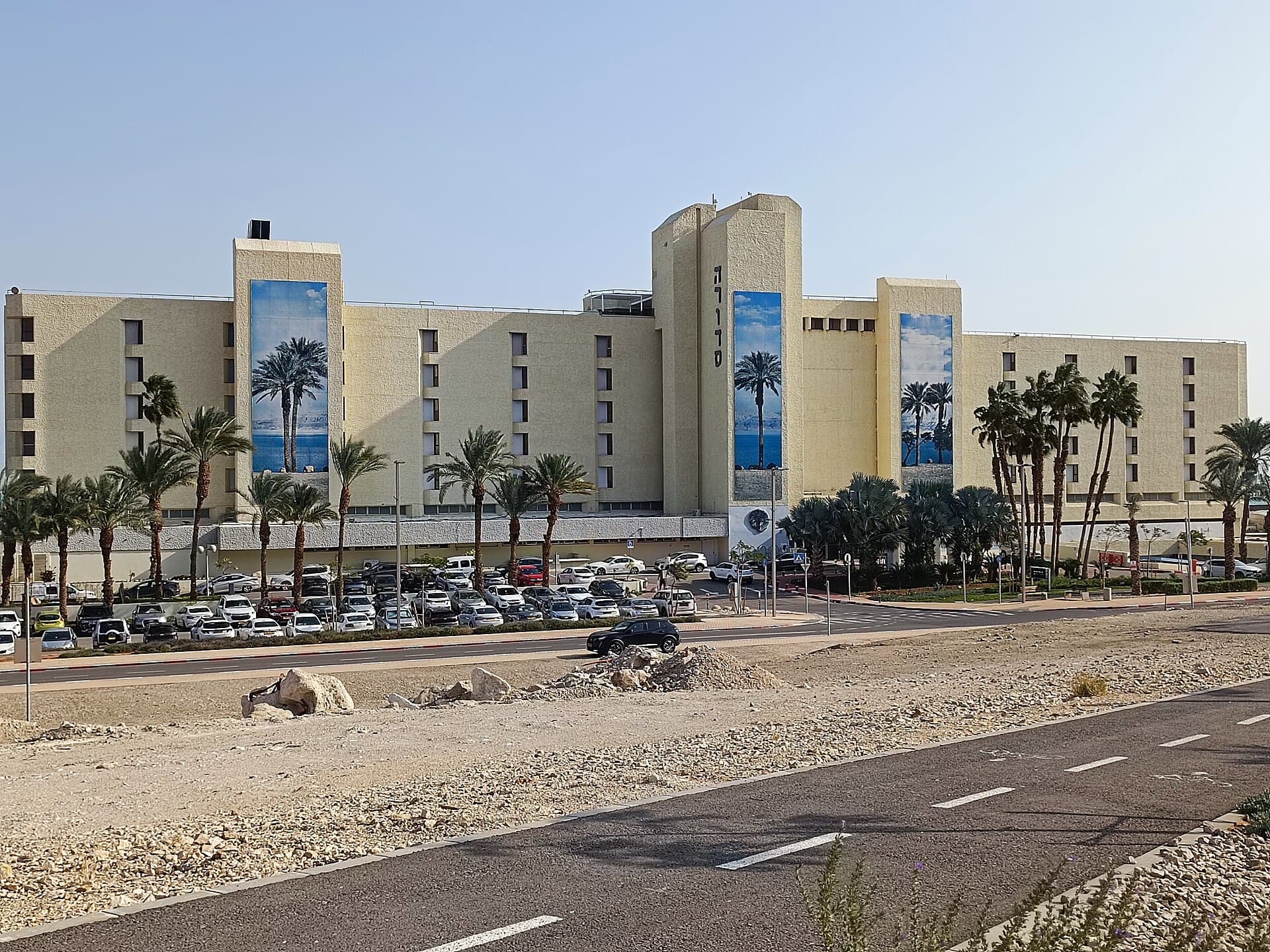 Herods Dead Sea spa and hotel (via Wikimedia Commons, CC BY-SA 4.0)