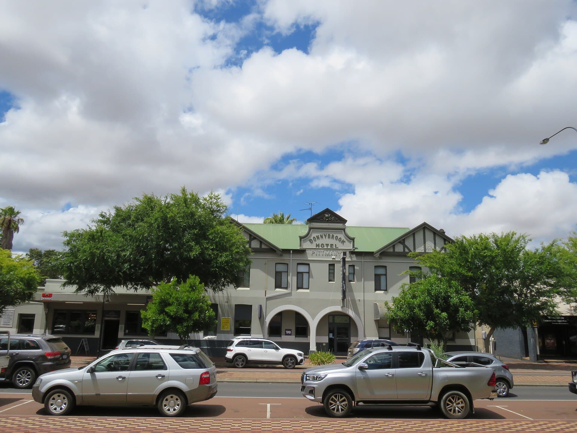 Donnybrook Hotel (via Wikimedia Commons, CC BY-SA 4.0)