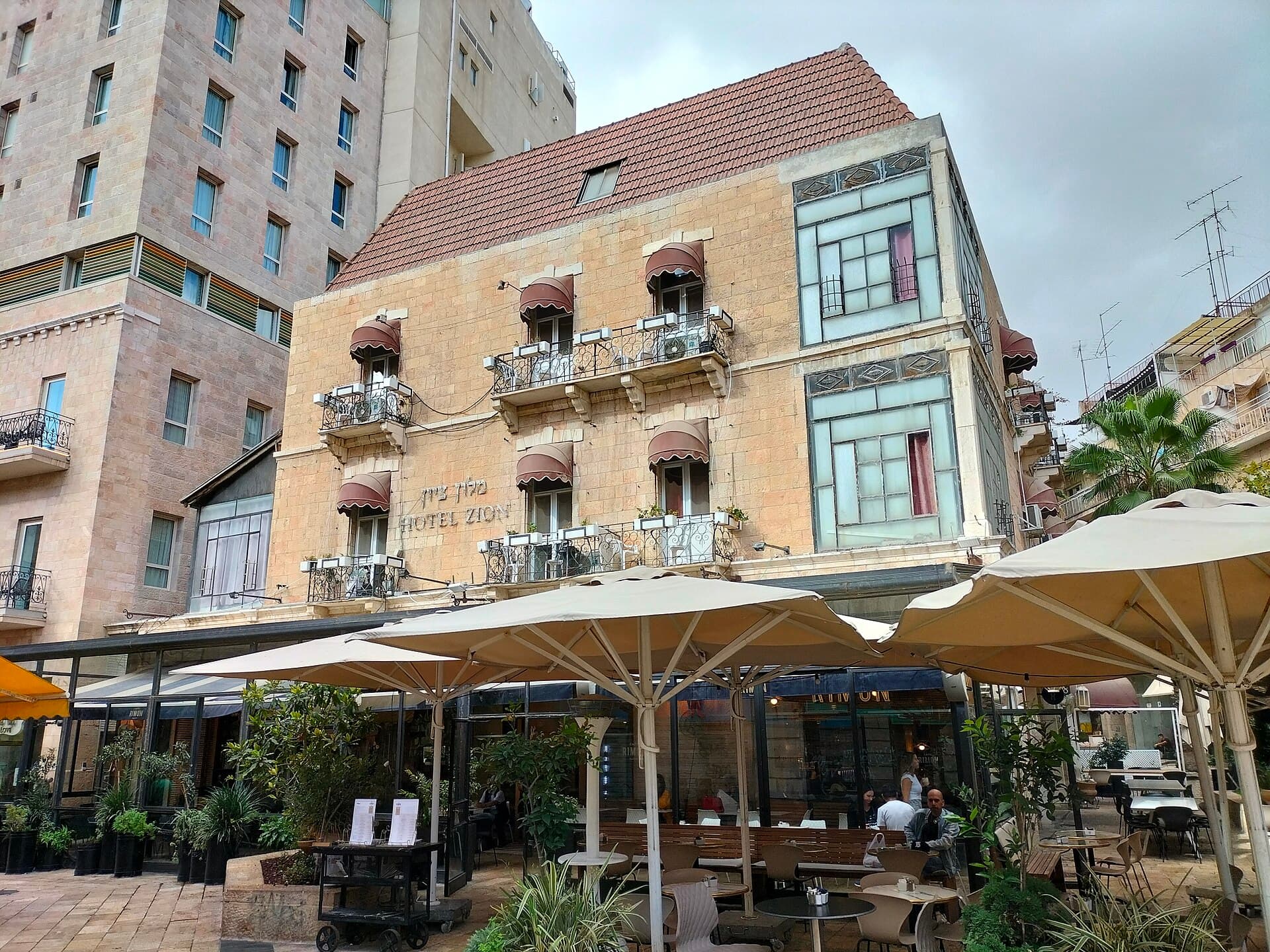Zion Hotel (via Wikimedia Commons, CC BY-SA 3.0)