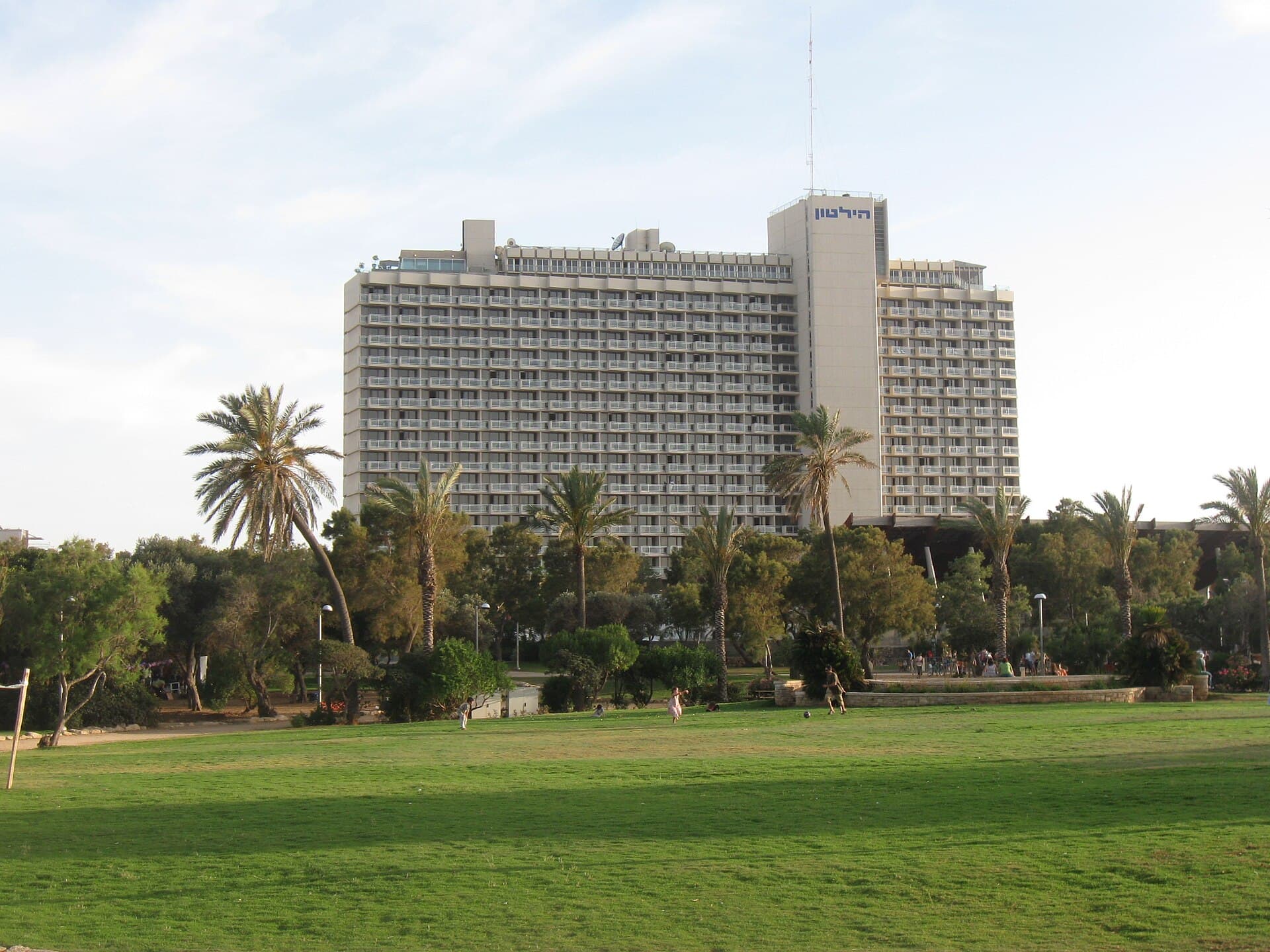 Hilton Tel Aviv (via Wikimedia Commons, Attribution)