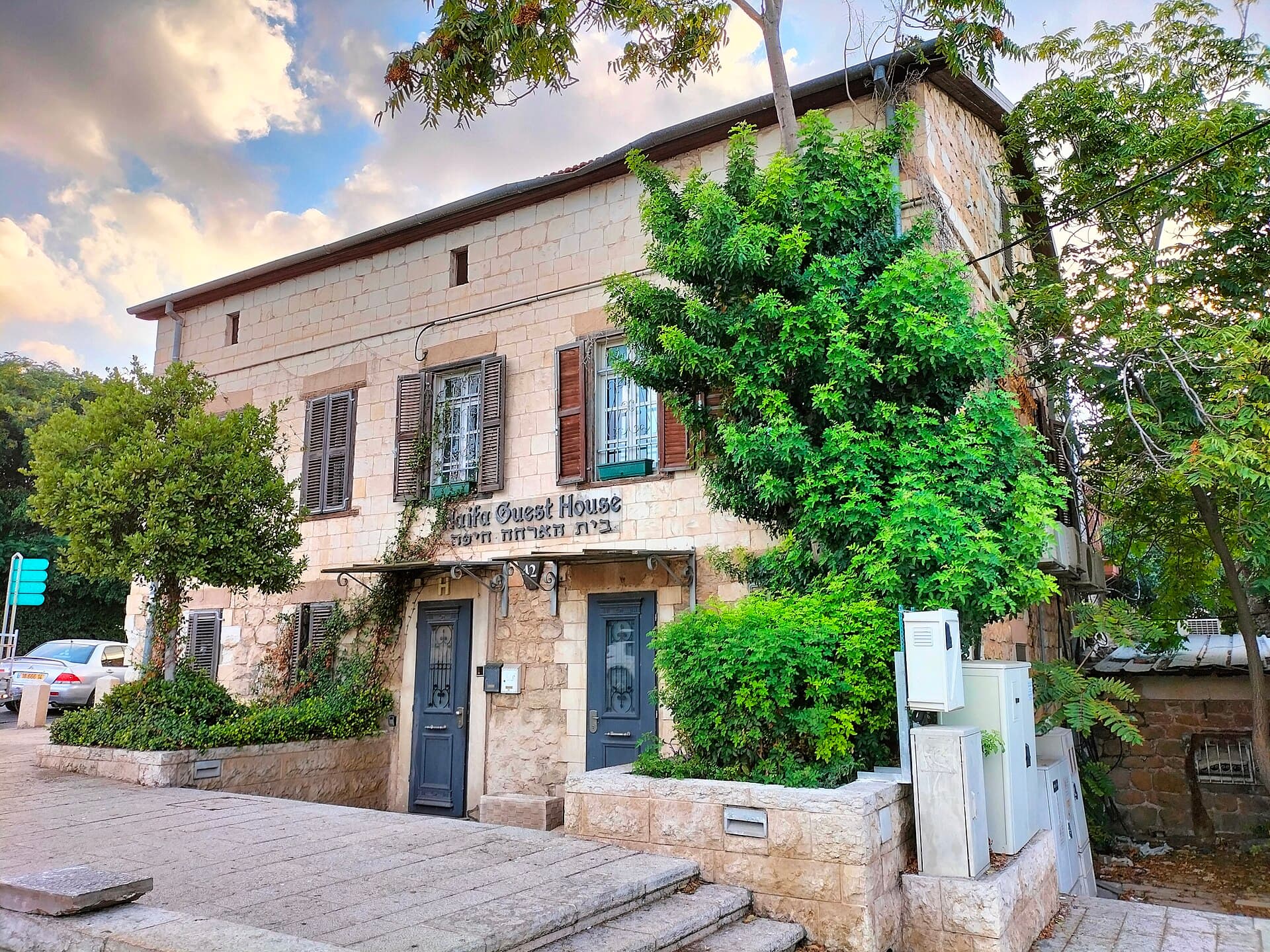 Haifa Guest House (via Wikimedia Commons, CC BY-SA 3.0)