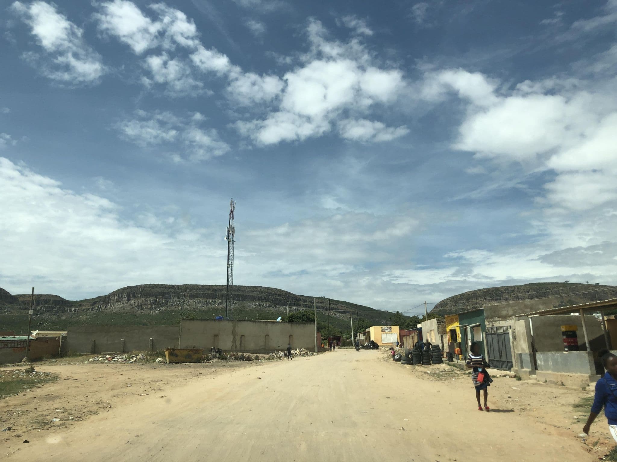 Street view near 2D Esplanada, Lubango — © viatorsuperum (CC BY-SA · Mapillary)