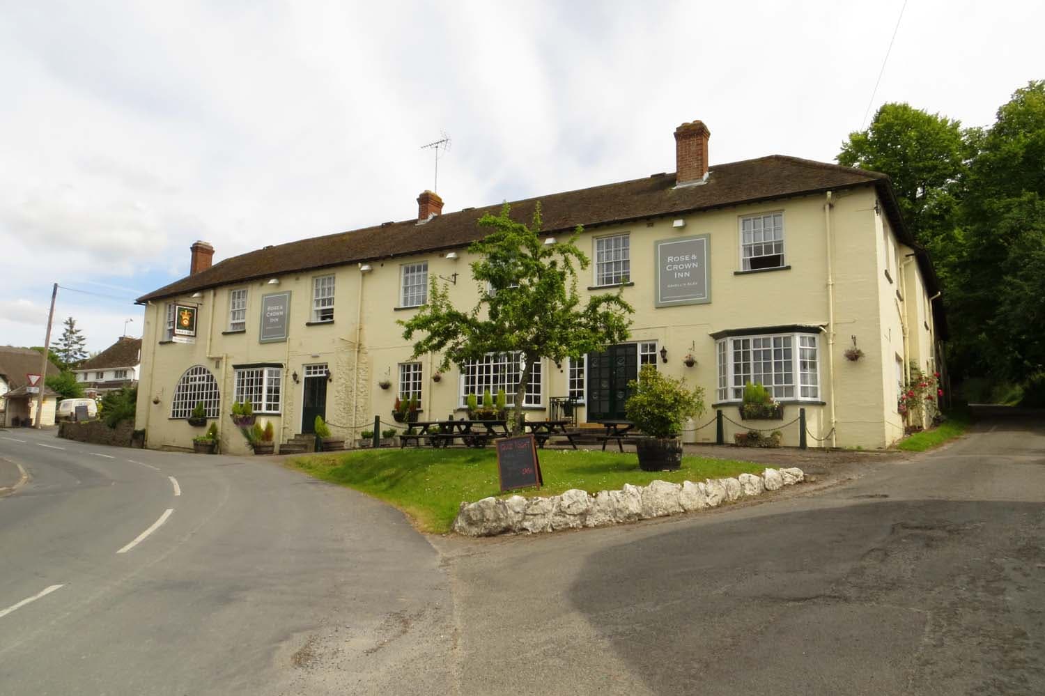 The Rose & Crown Inn (via Wikimedia Commons, CC BY-SA 2.0)