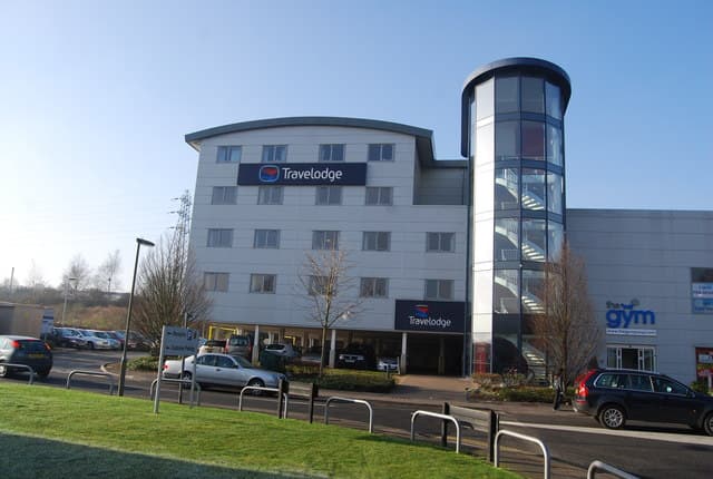 Travelodge Guildford (via Wikimedia Commons, CC BY-SA 2.0)