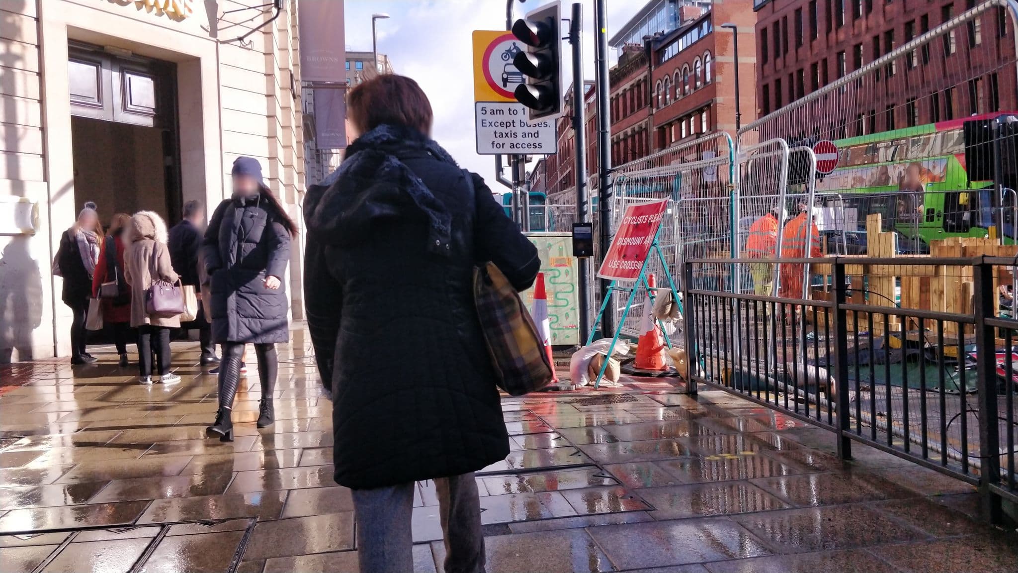 Street view near Radisson Blu, Leeds — © davidsong (CC BY-SA · Mapillary)