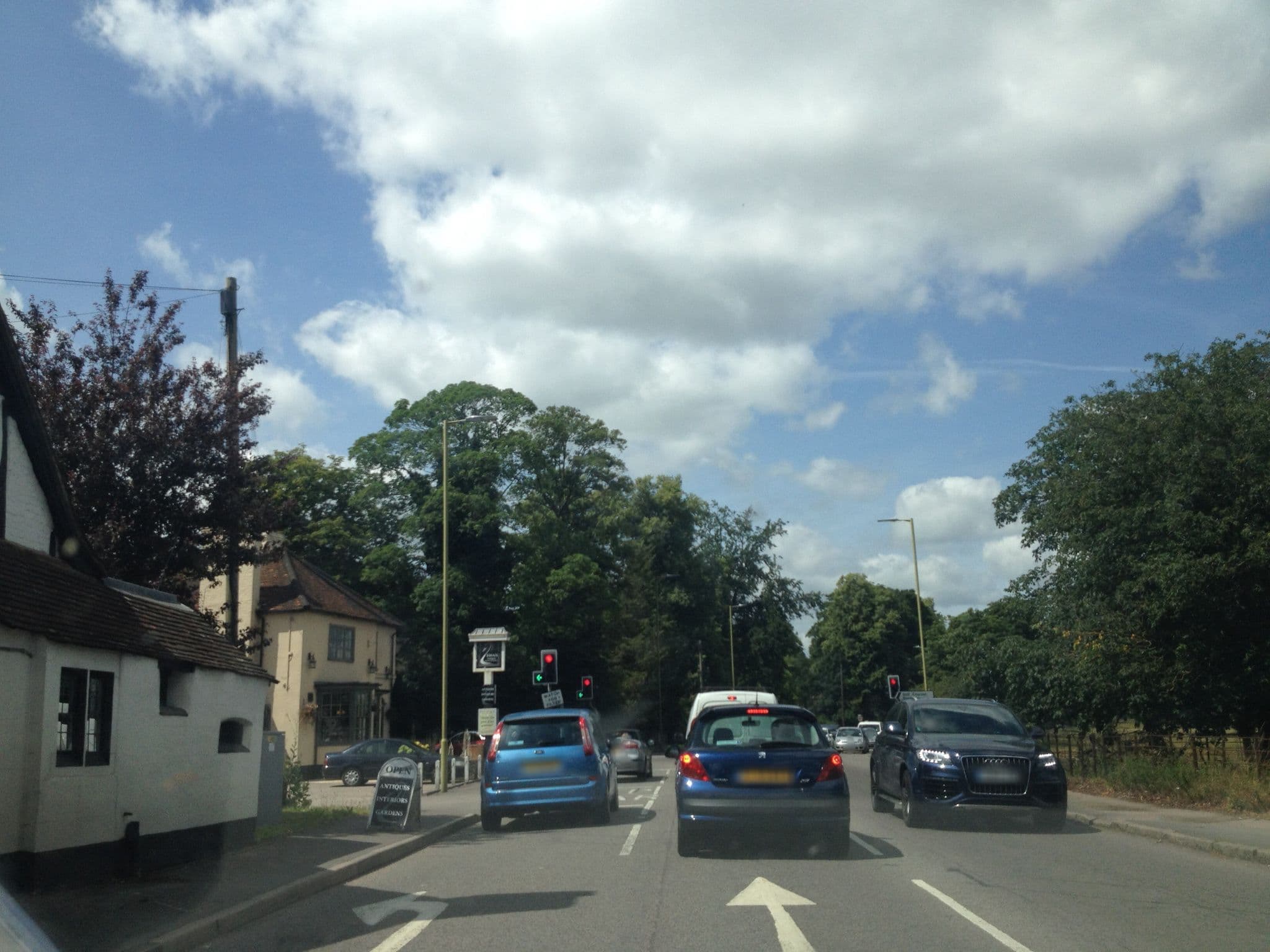 Street view near Boxmoor Lodge Hotel, Apsley — © domdomegg (CC BY-SA · Mapillary)