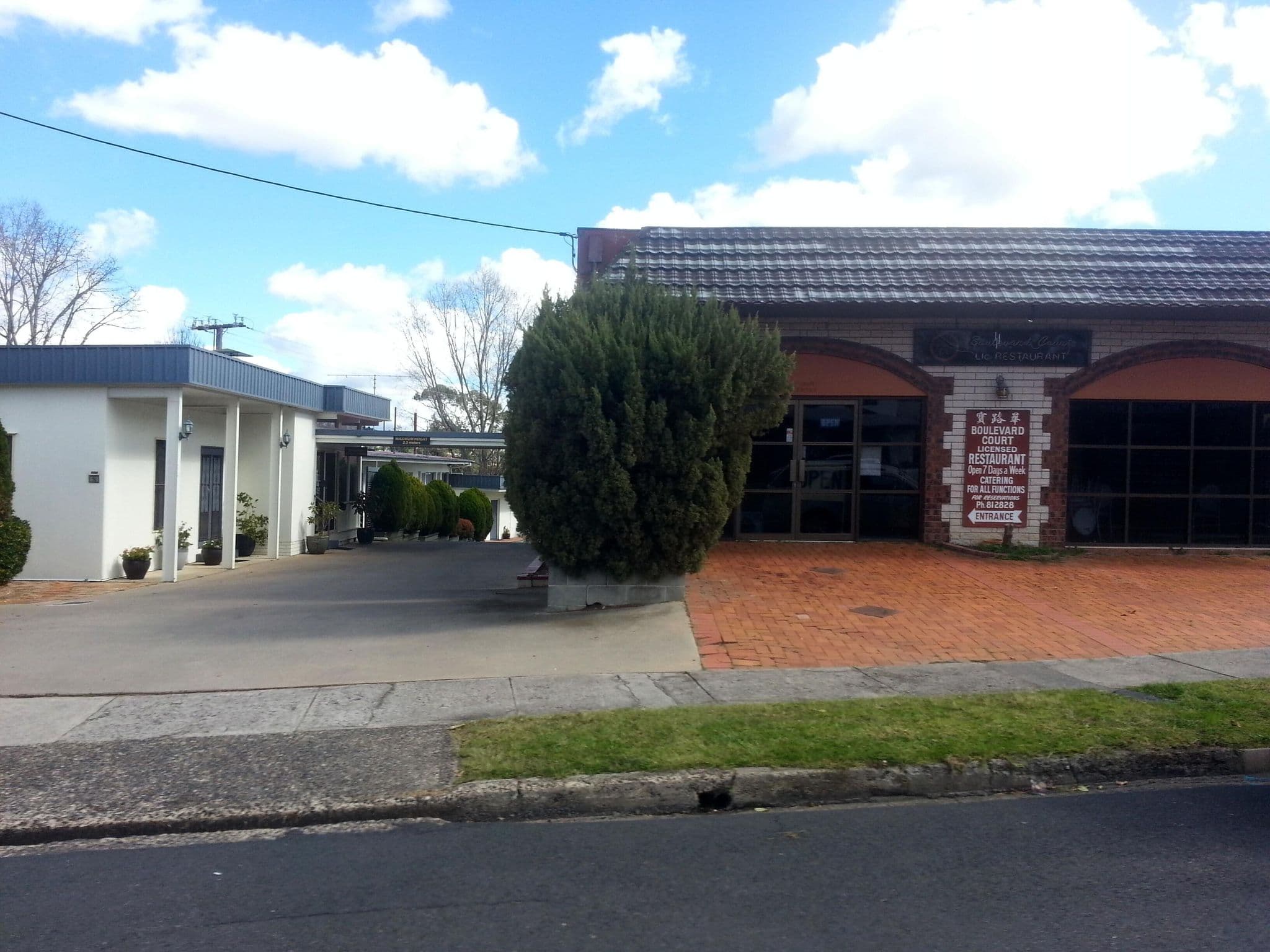 Street view near The Boulevard Motel, Stanthorpe — © bob3bob3 (CC BY-SA · Mapillary)