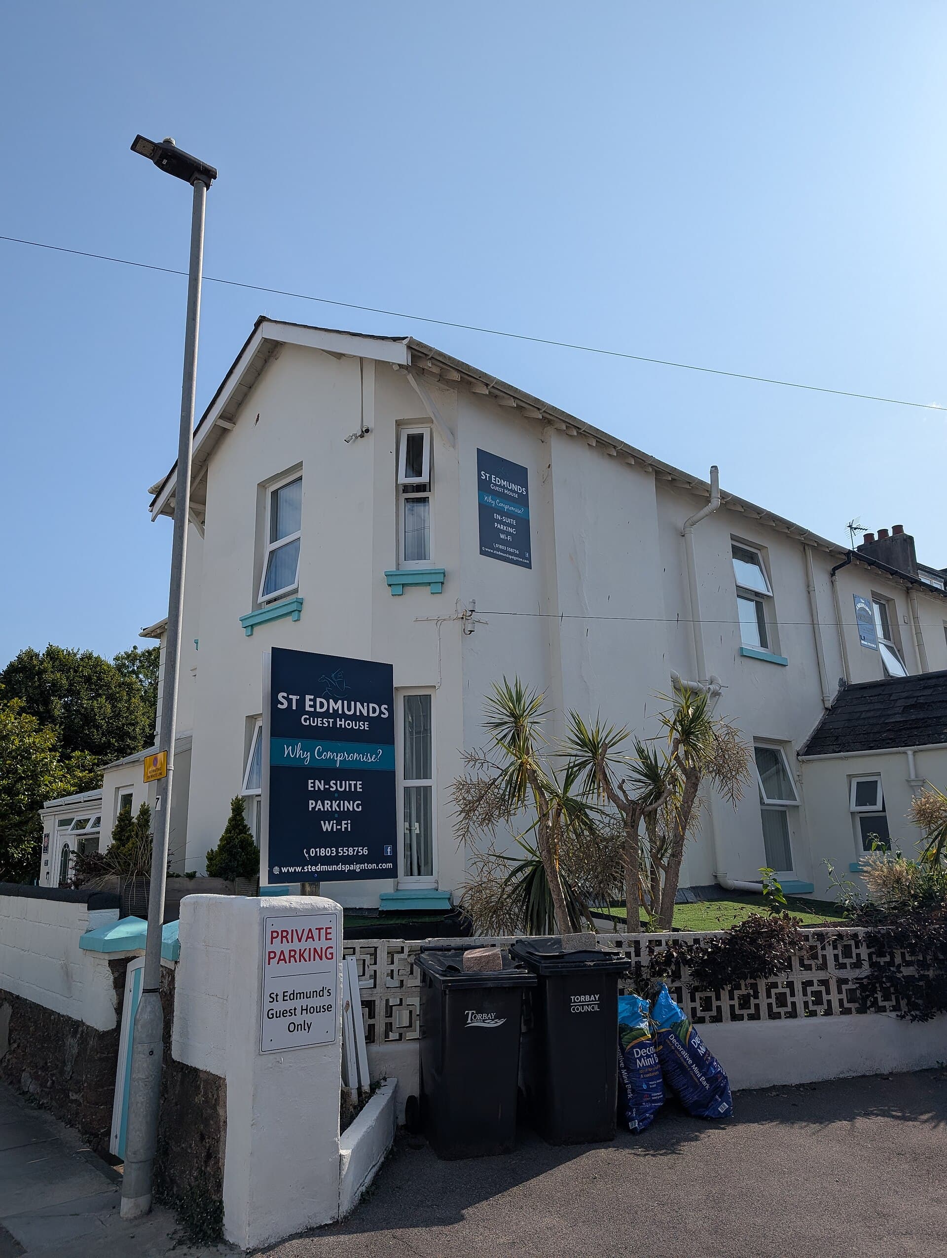 St. Edmunds House (via Wikimedia Commons, CC BY-SA 3.0)