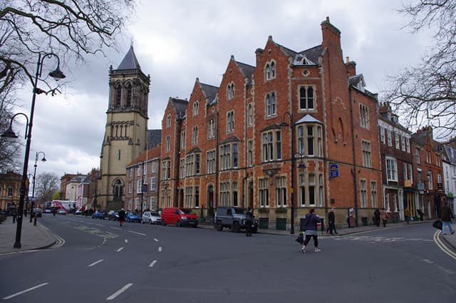 Dean Court Hotel (via Wikimedia Commons, CC BY-SA 2.0)