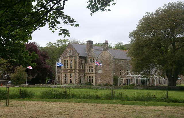 Clennell Hall Country House (via Wikimedia Commons, CC BY-SA 2.0)