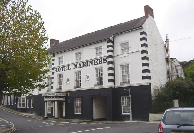 Hotel Mariners (via Wikimedia Commons, CC BY-SA 2.0)