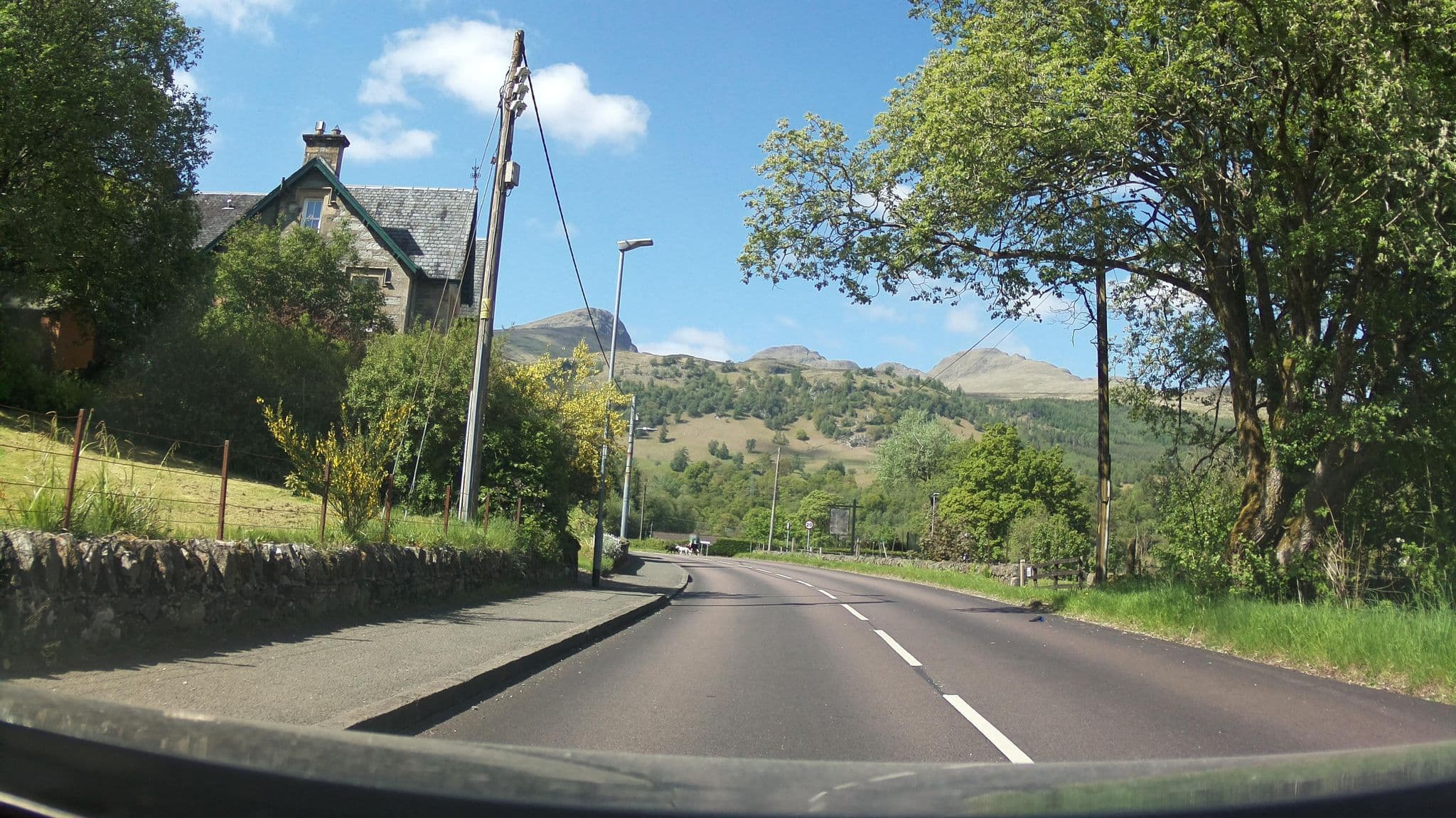 Street view near Coach House Hotel, Comrie — © southglos (CC BY-SA · Mapillary)