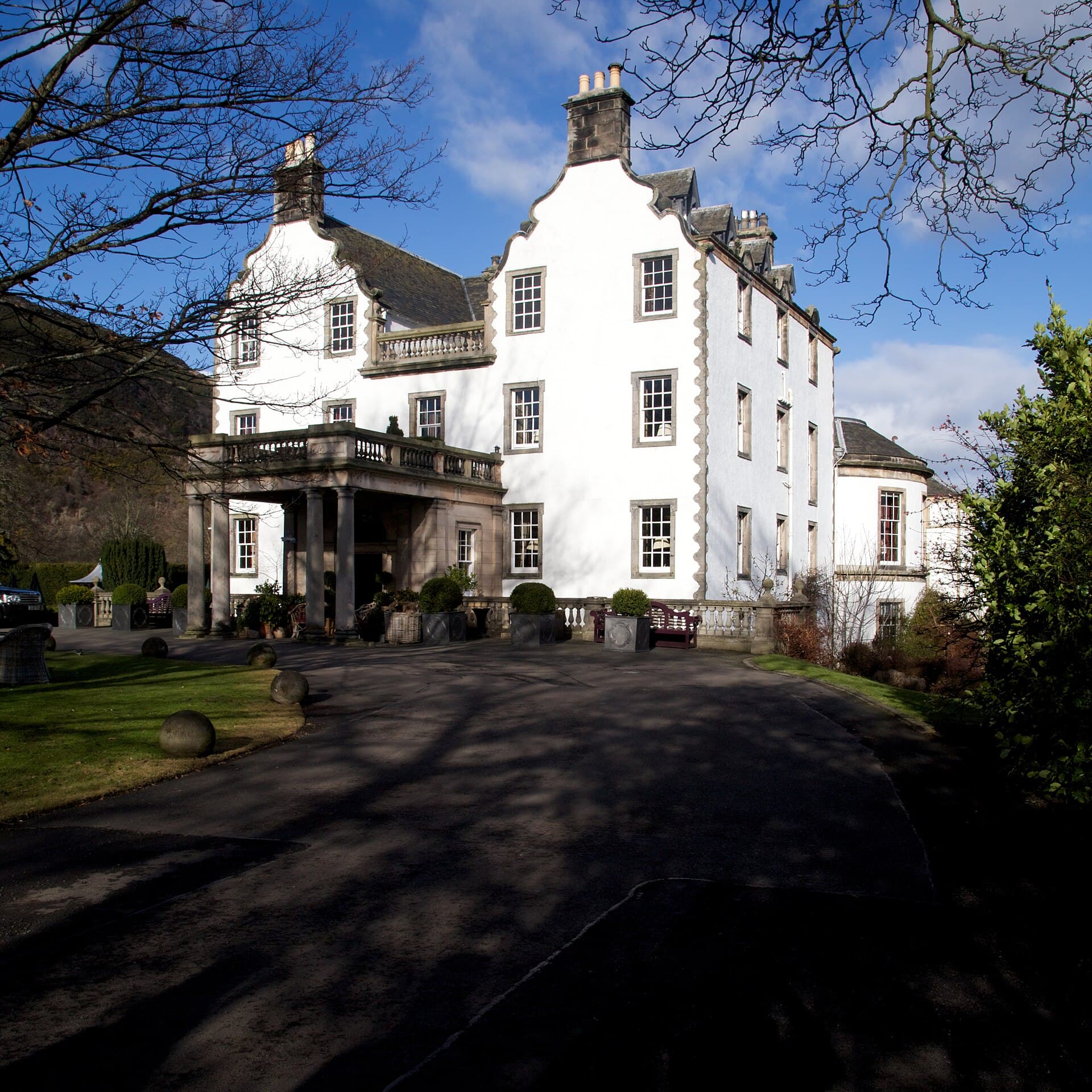 Prestonfield House (via Wikimedia Commons, CC BY-SA 4.0)
