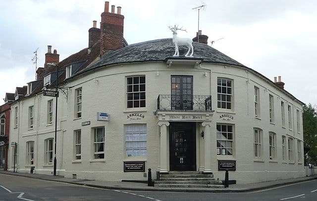 White Hart (via Wikimedia Commons, CC BY-SA 2.0)