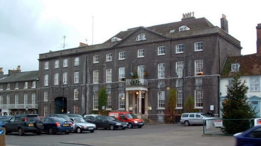 Angel Hotel (via Wikimedia Commons, CC BY-SA 2.0)