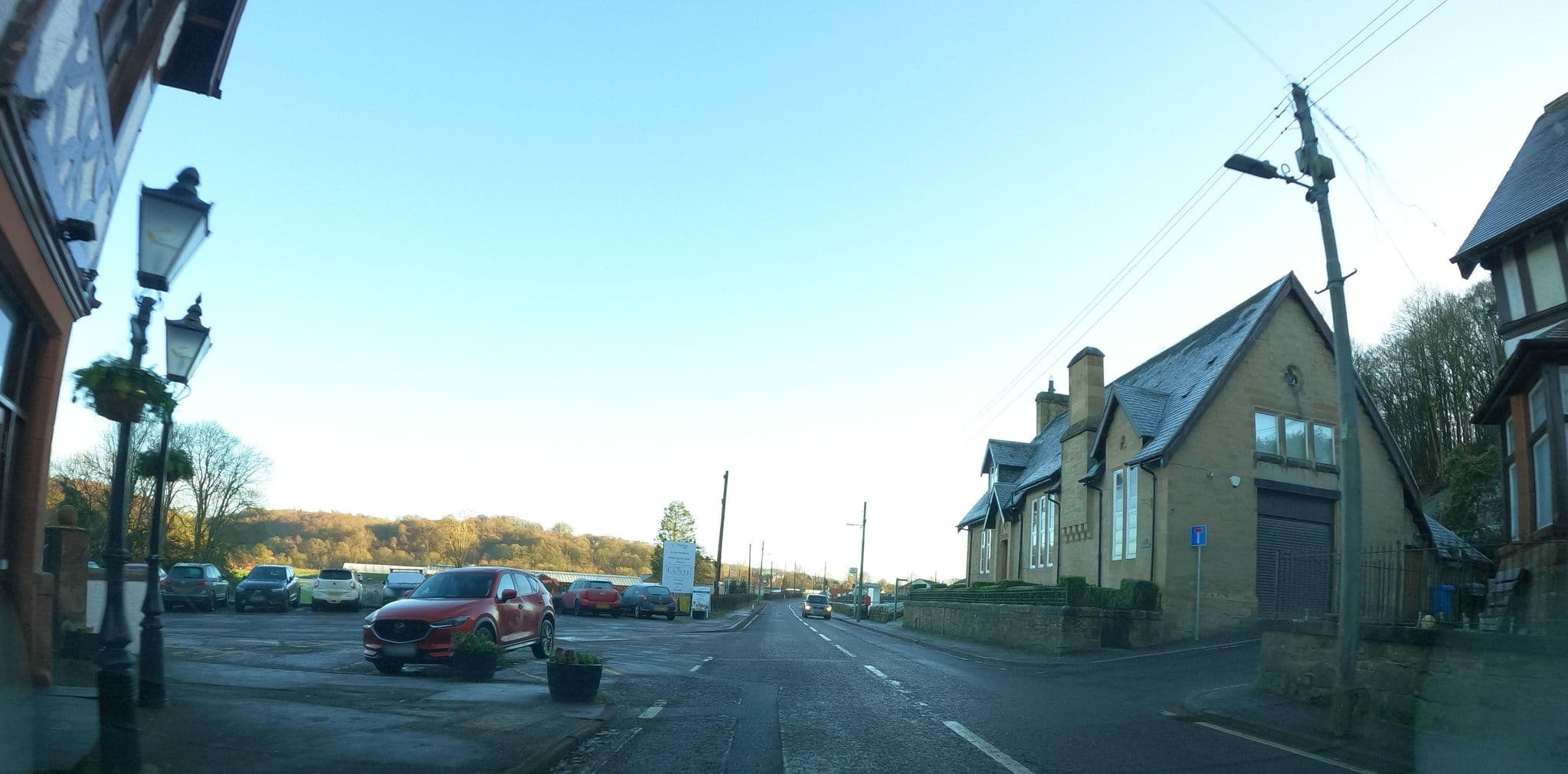 Street view near Popinjay Hotel, Dalserf — © hobgoblin (CC BY-SA · Mapillary)