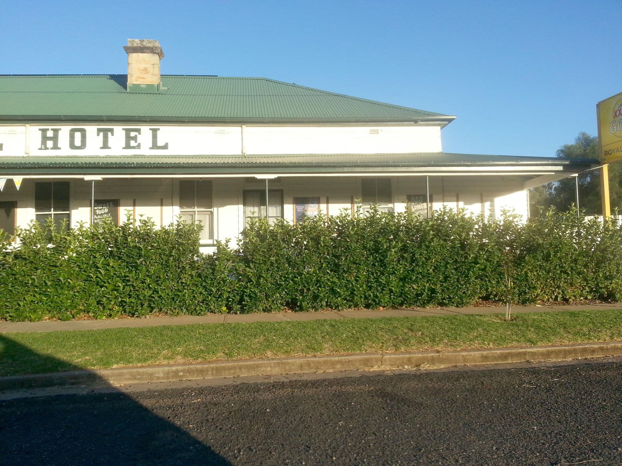 Street view near Royal Hotel, Coonabarabran — © bob3bob3 (CC BY-SA · Mapillary)