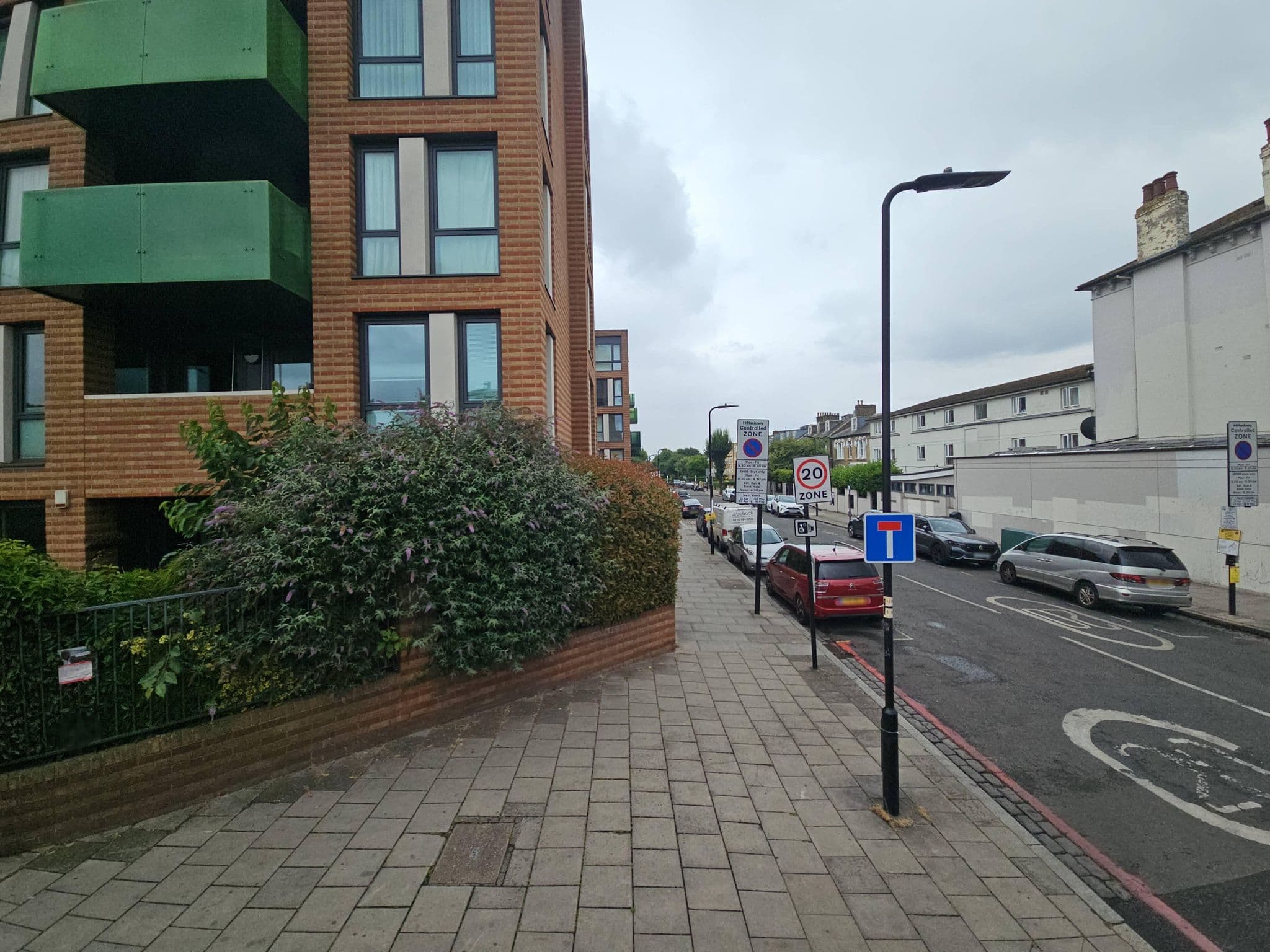 Street view near Pembury Hotel, Stroud Green — © pbb (CC BY-SA · Mapillary)