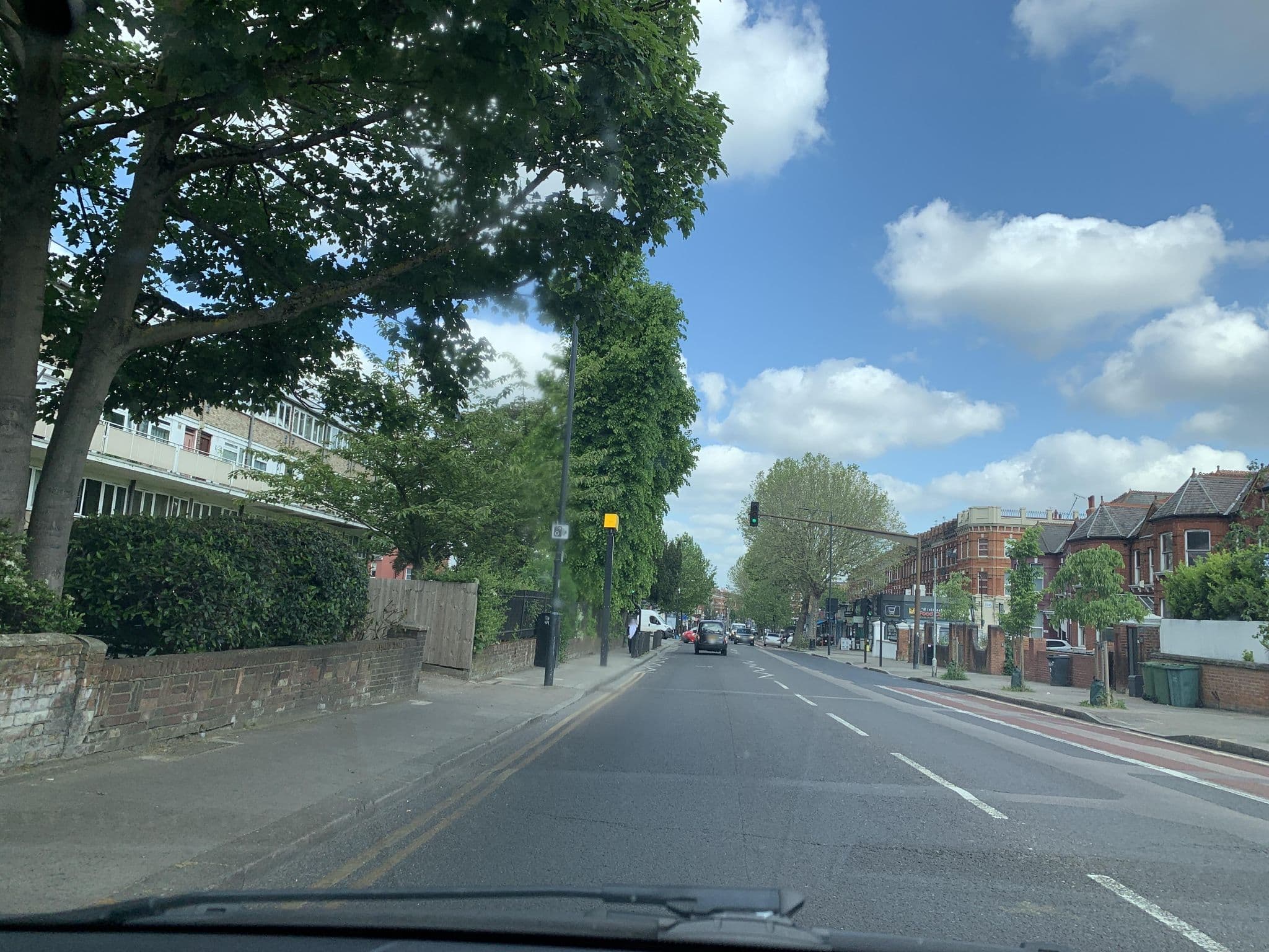 Street view near Mountrose Hotel, Cricklewood — © laye (CC BY-SA · Mapillary)