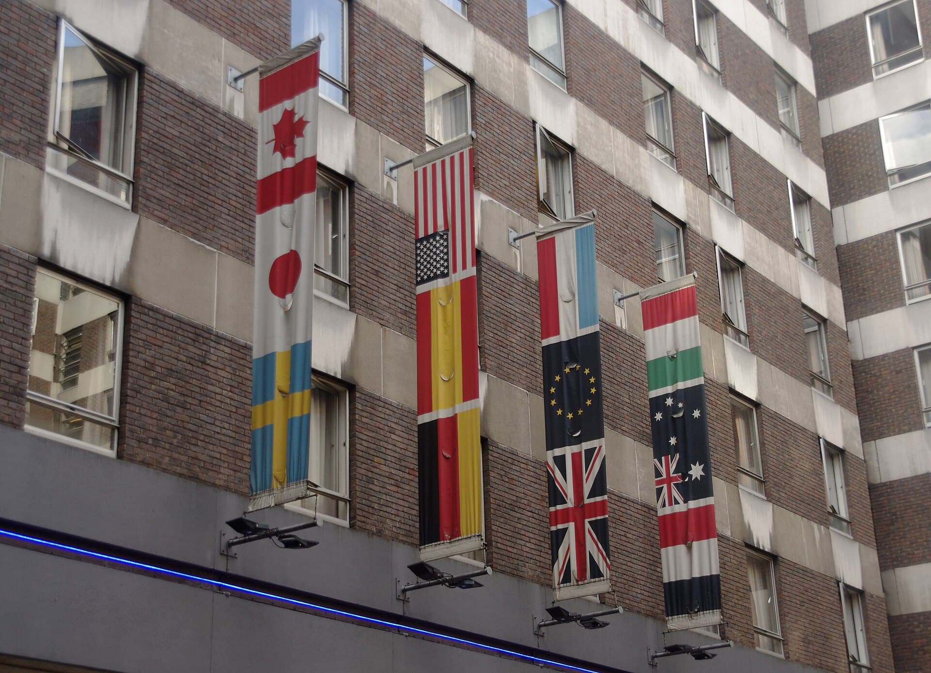 Royal National Hotel (via Wikimedia Commons, CC BY-SA 3.0)
