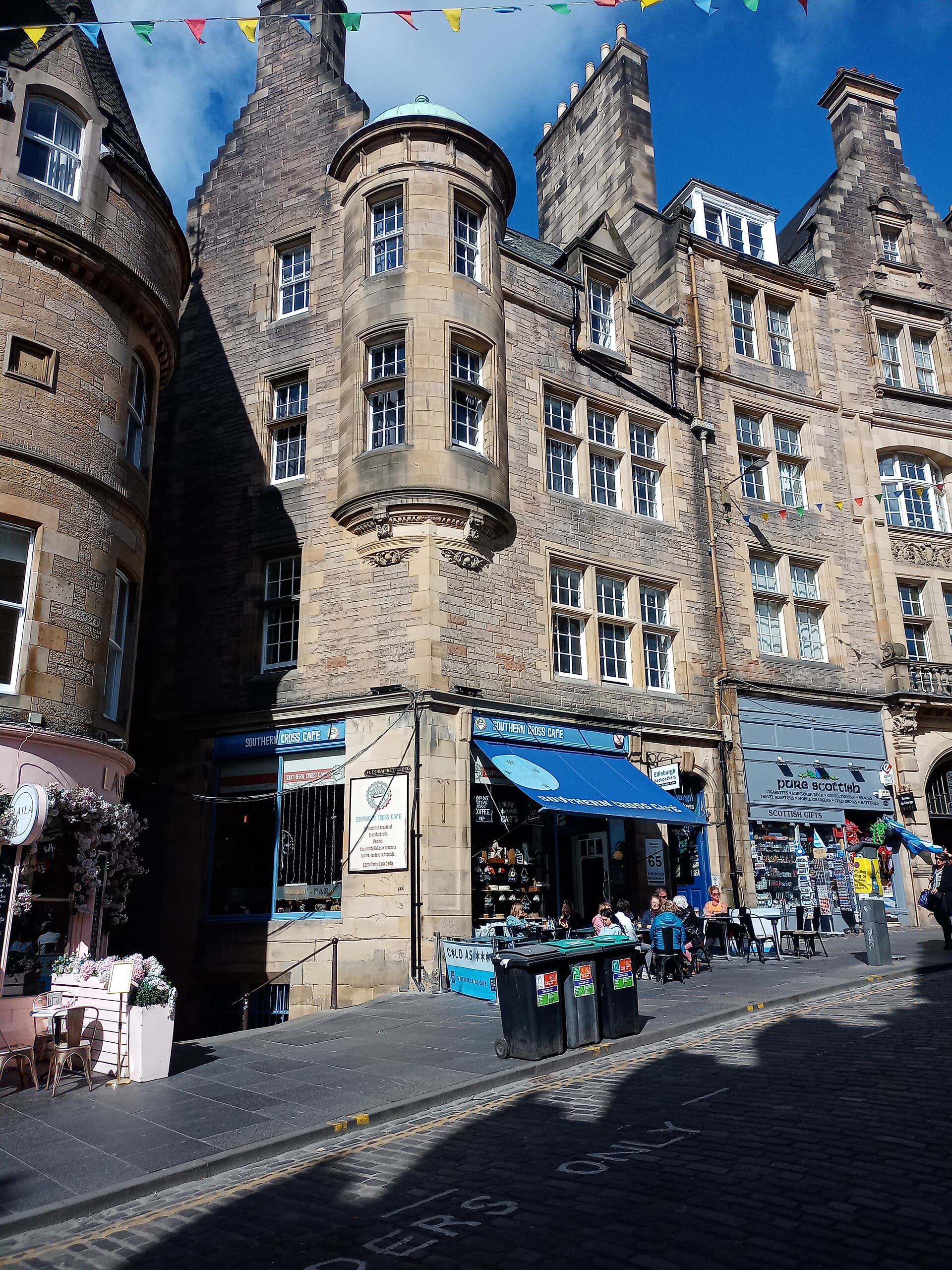 Edinburgh Backpackers Hostel (via Wikimedia Commons, CC BY-SA 4.0)