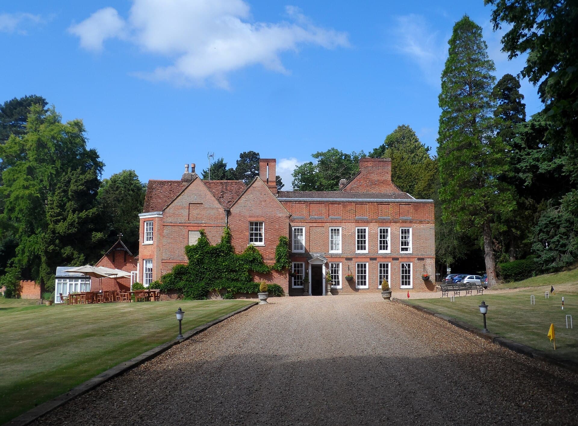 Flitwick Manor (via Wikimedia Commons, CC BY-SA 2.0)