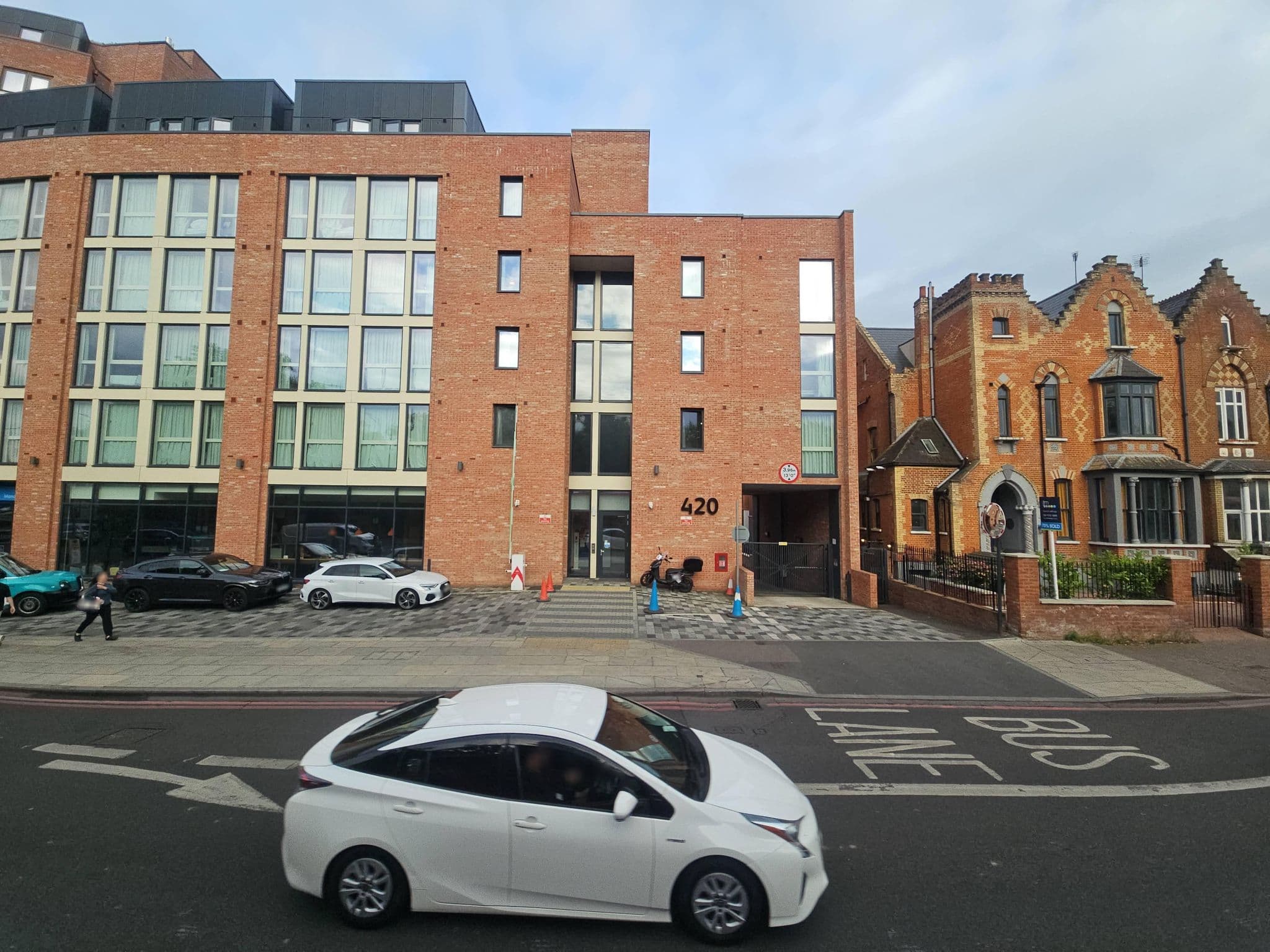 Street view near Redland Hotel, Stroud Green — © pbb (CC BY-SA · Mapillary)