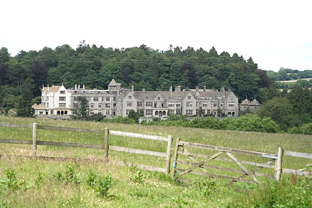 Bovey Castle (via Wikimedia Commons, CC BY-SA 2.0)