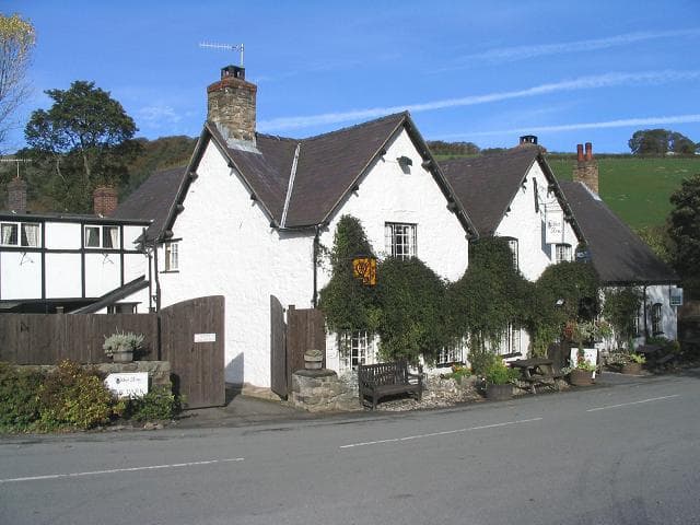 West Arms Hotel (via Wikimedia Commons, CC BY-SA 2.0)