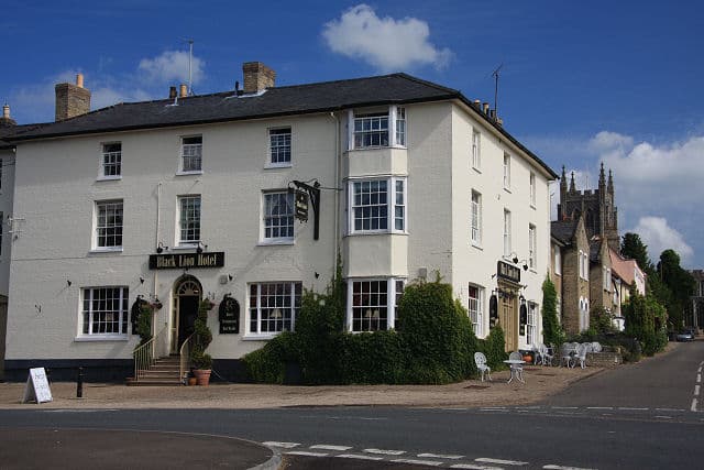 The Black Lion Hotel (via Wikimedia Commons, CC BY-SA 2.0)